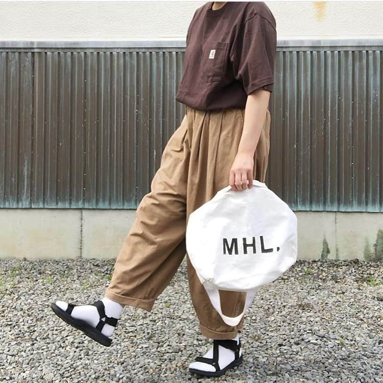 古着女子さんのインスタグラム写真 - (古着女子Instagram)「＼#トートバッグ はこだわりたい✨／﻿ ﻿ いつも身近にあるからこそ﻿ こだわりたいトートバッグ。﻿ ﻿ 学生や社会人にとって #トートバッグ は、荷物もたくさん入るし何しろ可愛い！﻿ いつでもサッと肩にかけれる便利アイテム💕﻿ ﻿ 毎日の通勤通学でも、お洒落をするお休みの日でもトートバッグを使ってる！って古着女子も、多いのではないでしょうか？✨﻿ ﻿ 今回は、古着との相性もバッチリ🌟古着女子におすすめのトートバッグをご紹介します☺️💕﻿ ﻿ ･Lee ( @leejeansjp )﻿ ･Patagonia ( @patagoniajp )﻿ ･A.P.C ( @apc_paris )﻿ ･THE NORTH FACE ( @thenorthface )﻿ ･Margaret Howell ( @ mhlbymargarethowell )﻿ ﻿ どれも大きめサイズで可愛い💕﻿ これからたくさん活躍してくれること間違いなしのトートバッグ！﻿ あなたのお気に入りを見つけてみてね🌟﻿ ﻿ ﻿ ﻿ 🏡古着女子がプロデュースする古着ショップを紹介🏡﻿﻿﻿﻿ ・9090ナインティナインティ @9090s_ 👖👟﻿﻿﻿﻿ ・ひとくち ﻿ @o0_hitokuchi_ 🐻🍯﻿﻿﻿ ﻿﻿﻿﻿ ﻿﻿﻿﻿ 🌼公式LINE@→@furuzyo で検索🌼﻿﻿﻿﻿ LINE@だけのお知らせや古着の疑問にも答えます！﻿﻿﻿﻿ ﻿﻿﻿﻿ ﻿﻿﻿﻿ 古着を素敵に着こなしてる女性の方をRepostでご紹介させていただきます🐒写真は全てご本人様に【掲載許諾】をとっております💓﻿﻿﻿﻿ ﻿﻿﻿﻿ ﻿﻿﻿﻿ ﻿﻿﻿﻿﻿ ﻿﻿﻿﻿﻿ #フルジョ #古着 #古着女子 #今日のコーデ #お洒落さんと繋がりたい #コーデ #古着コーデ #きょコ #ファッションコーデ #古着男子 #着回しコーデ #服好きな人と繋がりたい #古着好きと繋がりたい #ゆるコーデ #着画 #古着mix #古着好き #韓国コーデ #メンズライク #古着ファッション ﻿#トートバッグ #バッグ」6月17日 22時46分 - furuzyo