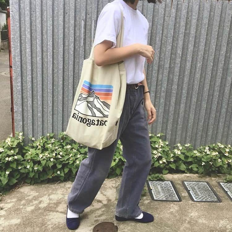 古着女子さんのインスタグラム写真 - (古着女子Instagram)「＼#トートバッグ はこだわりたい✨／﻿ ﻿ いつも身近にあるからこそ﻿ こだわりたいトートバッグ。﻿ ﻿ 学生や社会人にとって #トートバッグ は、荷物もたくさん入るし何しろ可愛い！﻿ いつでもサッと肩にかけれる便利アイテム💕﻿ ﻿ 毎日の通勤通学でも、お洒落をするお休みの日でもトートバッグを使ってる！って古着女子も、多いのではないでしょうか？✨﻿ ﻿ 今回は、古着との相性もバッチリ🌟古着女子におすすめのトートバッグをご紹介します☺️💕﻿ ﻿ ･Lee ( @leejeansjp )﻿ ･Patagonia ( @patagoniajp )﻿ ･A.P.C ( @apc_paris )﻿ ･THE NORTH FACE ( @thenorthface )﻿ ･Margaret Howell ( @ mhlbymargarethowell )﻿ ﻿ どれも大きめサイズで可愛い💕﻿ これからたくさん活躍してくれること間違いなしのトートバッグ！﻿ あなたのお気に入りを見つけてみてね🌟﻿ ﻿ ﻿ ﻿ 🏡古着女子がプロデュースする古着ショップを紹介🏡﻿﻿﻿﻿ ・9090ナインティナインティ @9090s_ 👖👟﻿﻿﻿﻿ ・ひとくち ﻿ @o0_hitokuchi_ 🐻🍯﻿﻿﻿ ﻿﻿﻿﻿ ﻿﻿﻿﻿ 🌼公式LINE@→@furuzyo で検索🌼﻿﻿﻿﻿ LINE@だけのお知らせや古着の疑問にも答えます！﻿﻿﻿﻿ ﻿﻿﻿﻿ ﻿﻿﻿﻿ 古着を素敵に着こなしてる女性の方をRepostでご紹介させていただきます🐒写真は全てご本人様に【掲載許諾】をとっております💓﻿﻿﻿﻿ ﻿﻿﻿﻿ ﻿﻿﻿﻿ ﻿﻿﻿﻿﻿ ﻿﻿﻿﻿﻿ #フルジョ #古着 #古着女子 #今日のコーデ #お洒落さんと繋がりたい #コーデ #古着コーデ #きょコ #ファッションコーデ #古着男子 #着回しコーデ #服好きな人と繋がりたい #古着好きと繋がりたい #ゆるコーデ #着画 #古着mix #古着好き #韓国コーデ #メンズライク #古着ファッション ﻿#トートバッグ #バッグ」6月17日 22時46分 - furuzyo