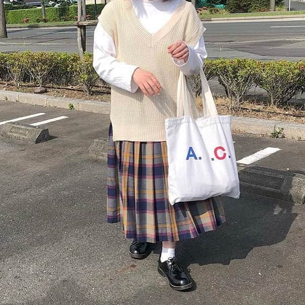 古着女子さんのインスタグラム写真 - (古着女子Instagram)「＼#トートバッグ はこだわりたい✨／﻿ ﻿ いつも身近にあるからこそ﻿ こだわりたいトートバッグ。﻿ ﻿ 学生や社会人にとって #トートバッグ は、荷物もたくさん入るし何しろ可愛い！﻿ いつでもサッと肩にかけれる便利アイテム💕﻿ ﻿ 毎日の通勤通学でも、お洒落をするお休みの日でもトートバッグを使ってる！って古着女子も、多いのではないでしょうか？✨﻿ ﻿ 今回は、古着との相性もバッチリ🌟古着女子におすすめのトートバッグをご紹介します☺️💕﻿ ﻿ ･Lee ( @leejeansjp )﻿ ･Patagonia ( @patagoniajp )﻿ ･A.P.C ( @apc_paris )﻿ ･THE NORTH FACE ( @thenorthface )﻿ ･Margaret Howell ( @ mhlbymargarethowell )﻿ ﻿ どれも大きめサイズで可愛い💕﻿ これからたくさん活躍してくれること間違いなしのトートバッグ！﻿ あなたのお気に入りを見つけてみてね🌟﻿ ﻿ ﻿ ﻿ 🏡古着女子がプロデュースする古着ショップを紹介🏡﻿﻿﻿﻿ ・9090ナインティナインティ @9090s_ 👖👟﻿﻿﻿﻿ ・ひとくち ﻿ @o0_hitokuchi_ 🐻🍯﻿﻿﻿ ﻿﻿﻿﻿ ﻿﻿﻿﻿ 🌼公式LINE@→@furuzyo で検索🌼﻿﻿﻿﻿ LINE@だけのお知らせや古着の疑問にも答えます！﻿﻿﻿﻿ ﻿﻿﻿﻿ ﻿﻿﻿﻿ 古着を素敵に着こなしてる女性の方をRepostでご紹介させていただきます🐒写真は全てご本人様に【掲載許諾】をとっております💓﻿﻿﻿﻿ ﻿﻿﻿﻿ ﻿﻿﻿﻿ ﻿﻿﻿﻿﻿ ﻿﻿﻿﻿﻿ #フルジョ #古着 #古着女子 #今日のコーデ #お洒落さんと繋がりたい #コーデ #古着コーデ #きょコ #ファッションコーデ #古着男子 #着回しコーデ #服好きな人と繋がりたい #古着好きと繋がりたい #ゆるコーデ #着画 #古着mix #古着好き #韓国コーデ #メンズライク #古着ファッション ﻿#トートバッグ #バッグ」6月17日 22時46分 - furuzyo