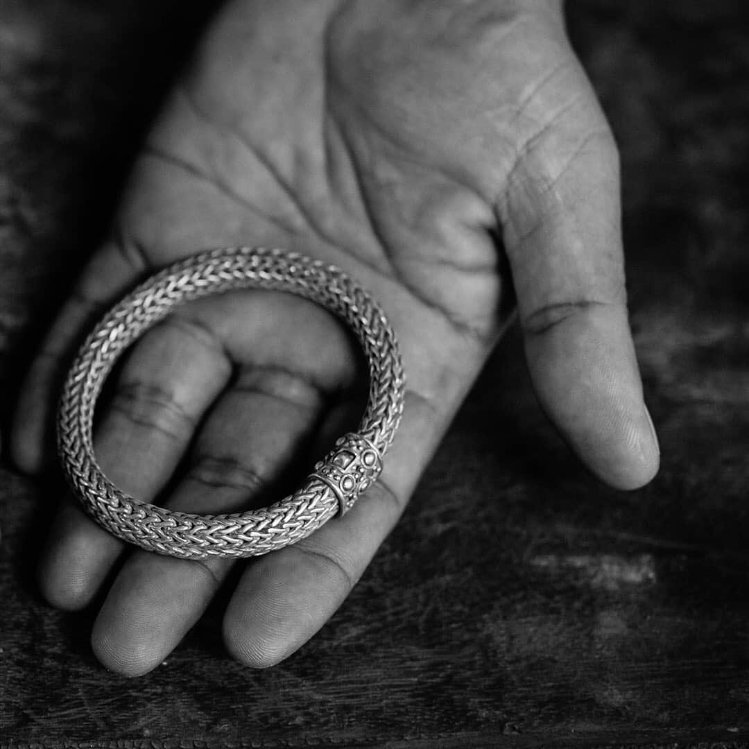 ジョン ハーディーさんのインスタグラム写真 - (ジョン ハーディーInstagram)「The living history of #ClassicChain connects us to our heritage.  #JohnHardy」6月17日 22時46分 - johnhardyjewelry