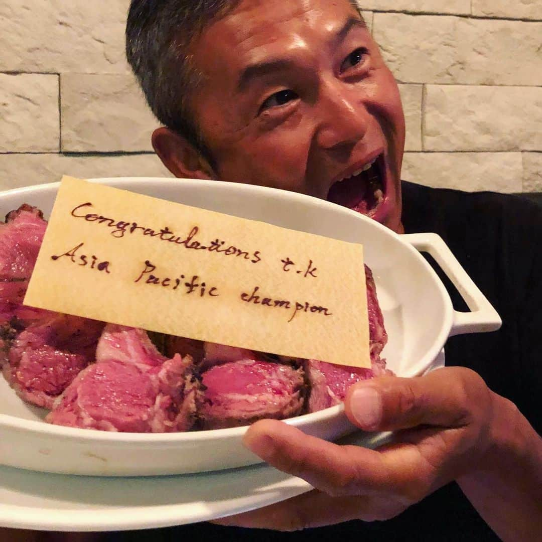 竹谷賢二さんのインスタグラム写真 - (竹谷賢二Instagram)「ハイエンドな人々に囲まれて、最高の肉とワインを飲むも記憶に残るは、記憶の通じる語らいのみ。 最高にはなれなくとも最高には近づく努力は怠りたくはない、今宵も引き締まる思いを、自分の道の至高を目指して。 #祝勝会 #トライアスロン #感受性豊か #笑って大騒ぎ #ご迷惑をおかけしました #なんなら次は居酒屋で #仕方ない仕方ない #freedom」6月17日 22時48分 - tktakeyakenji