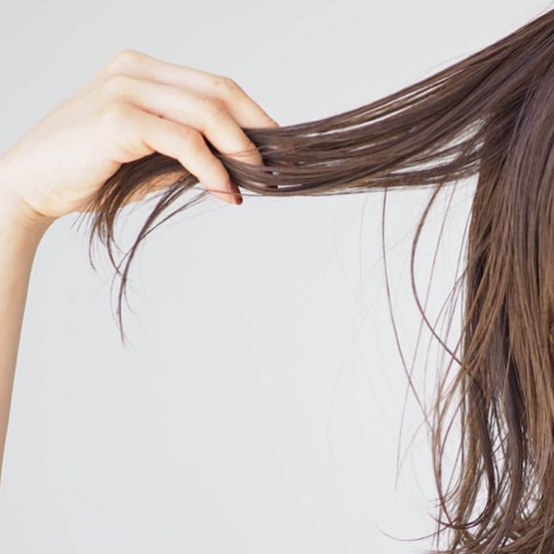 田中亜希子さんのインスタグラム写真 - (田中亜希子Instagram)「スタイリング剤は @k.e.y.hair.and.make のLinDaを全体的に手ぐしでうっすらなじませウェットなのに柔らかさのある髪質に見せ、 @giovanni_japan のSHINY HAIR WAX cherryblossomを毛先につけてツヤ出し。毛先の艶が強いとつるんとメリハリが出てベトベトした印象を回避できる気がします☝️ 香りがある同志ですが、親和性バッチリで、ほんのり甘くいい香り♡ 両方ナチュラル素材なのでそのままハンドケアができるのも嬉しいです＾＾ #ヘアスタイリング#スタイリング#ワックス#ヘアクリーム#ヘアケア#ヘアスタイリング剤 #オーガニック#ナチュラルコスメ#shinyhairwax #Linda#コスメキッチン」6月17日 22時50分 - akiico