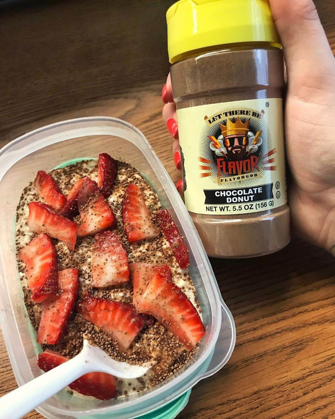 Flavorgod Seasoningsさんのインスタグラム写真 - (Flavorgod SeasoningsInstagram)「Chocolate Covered Strawberry Oats 🍓🍫﻿ -﻿ Customer: @_elyssanicole ﻿ Seasoning: #flavorgod Chocolate Donut Seasoning ﻿ -﻿ Combine the following ingredients in a mason jar + refrigerate overnight:﻿ ½ cup rolled oats﻿ ¾ cup nondairy milk of choice (I used @planetoat)﻿ 2 tbsp. chia seeds﻿ ½ scoop protein powder of choice (I used @1stphorm Vanilla Ice Cream)﻿ Top with fresh strawberries + @flavorgod Chocolate Donut.﻿ ••••••••••••﻿ Calories: 348 | Protein: 22g | Carbs: 42g﻿ -﻿ 💥ZERO CALORIES PER SERVING﻿ 🔥0 SUGAR PER SERVING ﻿ 💥GLUTEN FREE﻿ 🔥KETO FRIENDLY﻿ 💥PALEO FRIENDLY﻿ -﻿ Add delicious flavors to any meal!﻿ Click the link in my bio @flavorgod ﻿ ✅www.flavorgod.com﻿ -﻿ -﻿ #food #foodie #flavorgod #seasonings #glutenfree #mealprep  #keto #paleo #vegan #kosher #breakfast #lunch #dinner #yummy #delicious #foodporn ﻿」6月17日 23時01分 - flavorgod