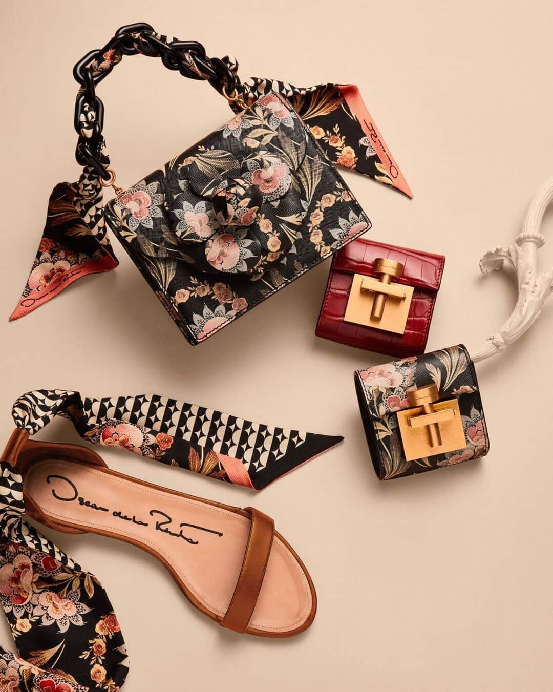 オスカーデラレンタさんのインスタグラム写真 - (オスカーデラレンタInstagram)「For the jet-setter in you. Shop our floral printed #odlrprefall2019 handbags and sandals to add a perfect statement to your look.」6月17日 22時54分 - oscardelarenta