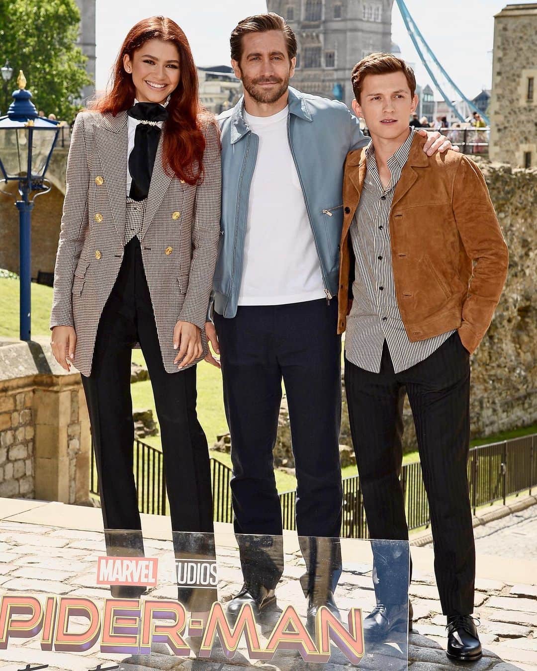 Just Jaredさんのインスタグラム写真 - (Just JaredInstagram)「@zendaya @jakegyllenhaal and @tomholland2013 together at their London photo call for @spidermanmovie! See more on JustJared.com now #SpiderManFarFromHome Photos: @gettyimages」6月17日 22時54分 - justjared