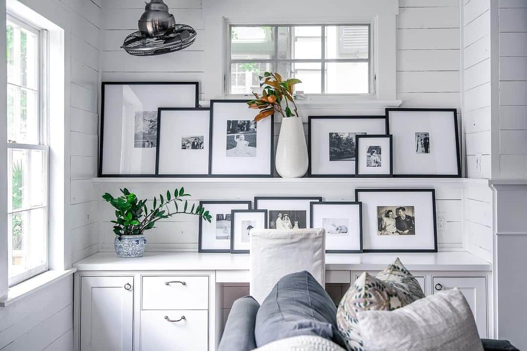 HGTVさんのインスタグラム写真 - (HGTVInstagram)「THIS is how you display family photos without going overboard. The black-and-white color palette is easy on the eyes and the photo subjects tug at the heart strings! 🥰 See more of this Savannah home tour at the link in our bio. 📸: @tespinozaphoto. Design by Liz Eicholz and @robynrobertsdesign. . . . #contemporary #traditional #southern #savannah #georgia #interiordesign #gallerywall」6月17日 22時55分 - hgtv