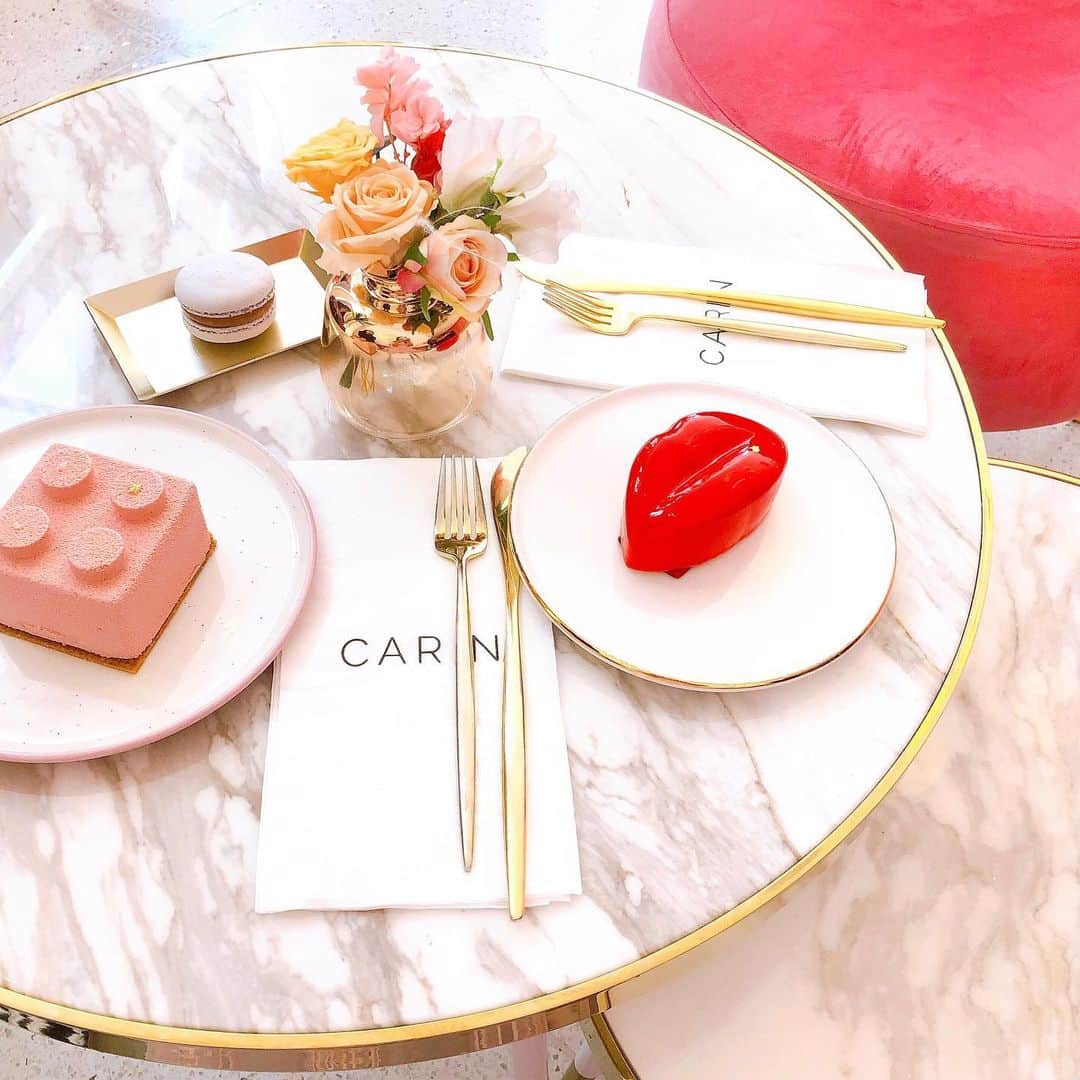 込山榛香さんのインスタグラム写真 - (込山榛香Instagram)「#CARIN で食べたケーキ達💋﻿ ﻿ ﻿ あまりの美味しさに、ママとビックリしたよ！！﻿ ﻿ 今まで食べたケーキの中で1番って位美味しかった🍰👑﻿ （ピンクブロックがチョコケーキ・唇 がチーズケーキ）﻿ ﻿ ﻿ サービスの #紅茶マカロン もすっごく美味しかったな☕️﻿ ﻿ ﻿ ﻿ 大大大満足カフェ💮﻿ ﻿ ﻿ ﻿ #韓国 #韓国旅行 #ソウル #弘大入口 #🇰🇷﻿ #インスタ映え  #한국 #명동  #카페 #케이크 #홍대입 #seoul #韓国好き ﻿ #韓国カフェ #ホンデカフェ #ピンクカフェ #カフェ巡り  #ブロックケーキ #恋愛プレイリスト #연애플레이리스트﻿」6月17日 22時55分 - komiharu_official