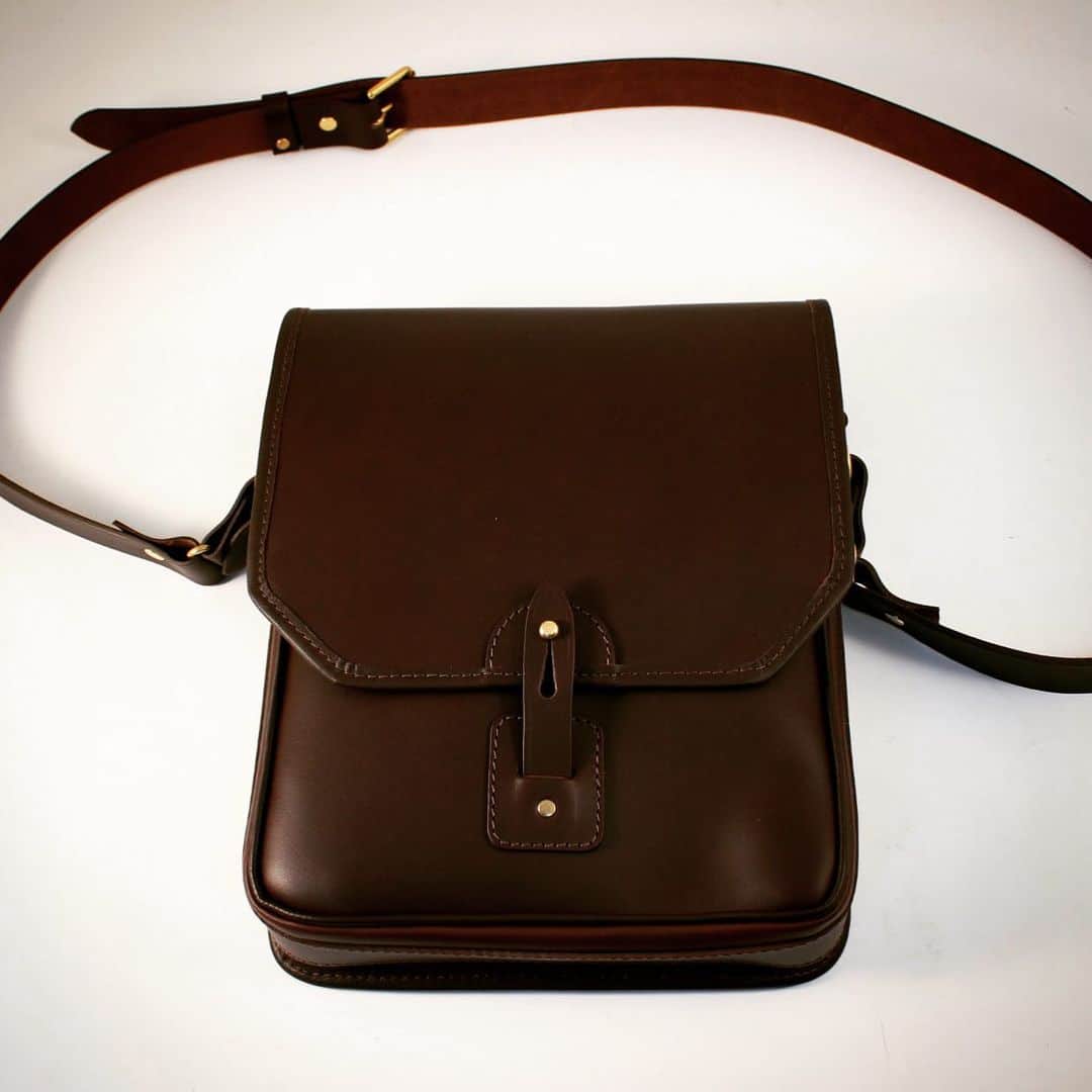 ジョンチャップマンのインスタグラム：「#bespoke #leather officers #ipad case #madeinengland #handcrafted #bag #bags #menswear #mensfashion #menstyle #mensstyle」
