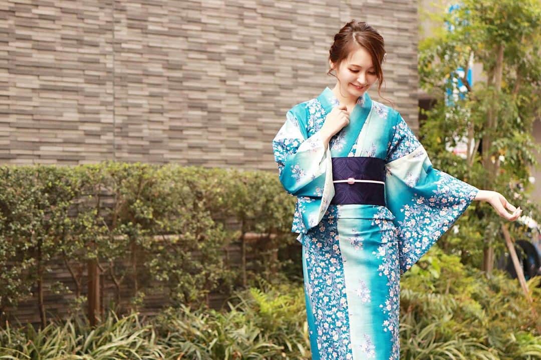 藤後 沙織 とうごさおりさんのインスタグラム写真 - (藤後 沙織 とうごさおりInstagram)「着物みたいな浴衣。 一枚ですごく華やかになるし、このお色味ならあんまり被らないから、人混みでも見つけてもらえそう◡̈笑 ネイビーの帯だから上品にまとまるね🍵 ・ @y_kimono_kyokomachi  @kimono_kyokomachi_ ・ 今年の浴衣も本当にすてきなのものばかりで目移りする♡ ・ #浴衣 #浴衣撮影 #撮影データ #きもの京小町 #京都 #着物 #ゆかた #和装 #和装モデル #フリーモデル #japanese #kimono #yukata #kyoto #浴衣2019 #花火大会 #浴衣ヘア #浴衣デート」6月17日 22時56分 - saori_togo