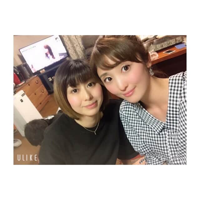 川口智美のインスタグラム：「久しぶりに大好きな #再従兄弟 の お姉ちゃんに会えました🐤❤︎ 親戚が多い私。 幼い頃から三姉妹のお姉ちゃん達に くっついて 4番目の妹として、  色々な場所に連れて行ってもらったり 髪を結んでもらったり... もうとにかく めちゃくちゃ 可愛がってもらっていました😙  大人になっても お姉ちゃんの前だと、 いまだに甘えてしまいます🍼  安心感がすごいんです、大好きー💓 (お姉、写メより実物の方が100倍可愛いと思う)」