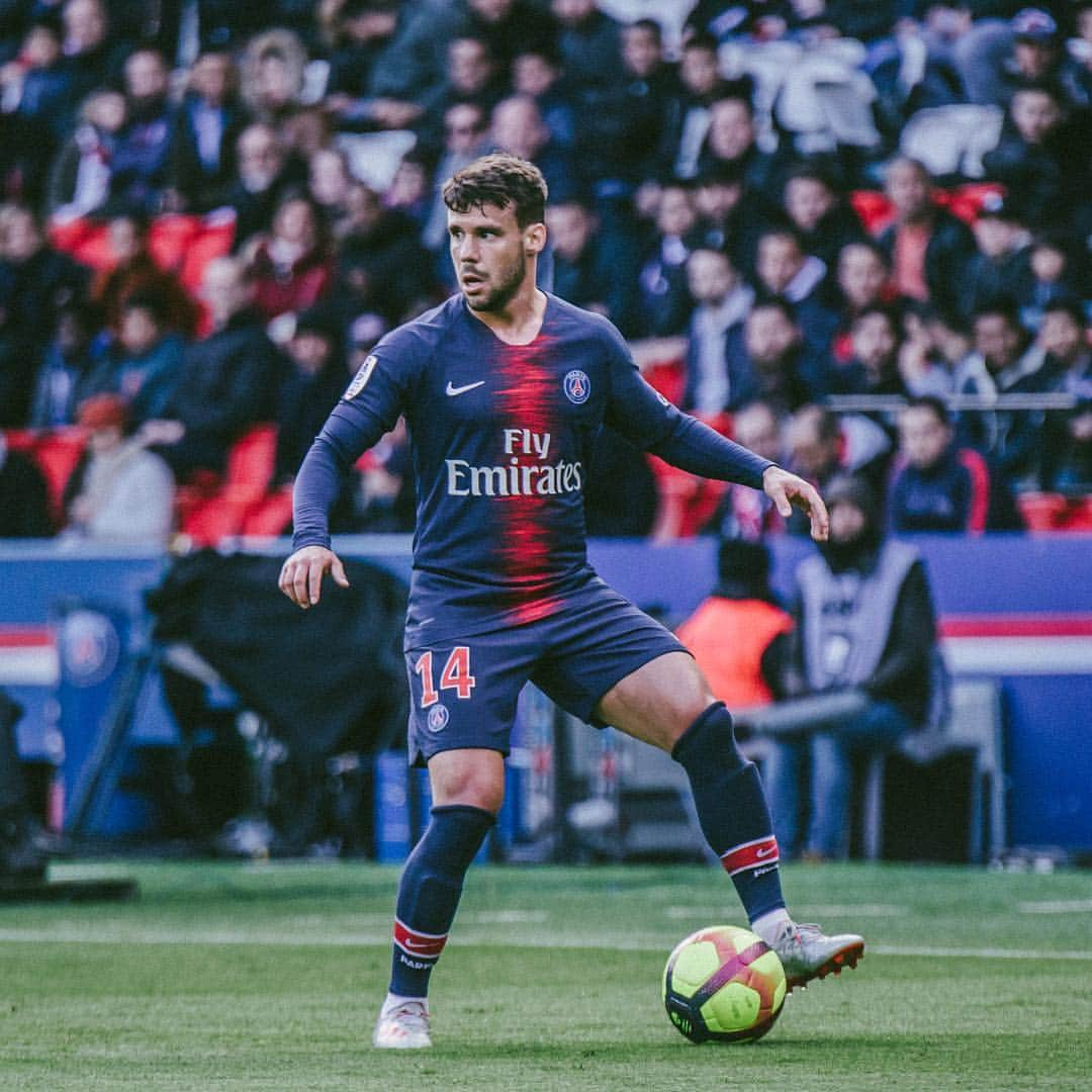 パリ・サンジェルマンFCさんのインスタグラム写真 - (パリ・サンジェルマンFCInstagram)「👀⚽️ . 😏 @juanbernat . #ICICESTPARIS #AllezParis #Paris #Football #PSG #Bernat #ParisSaintGermain」6月17日 23時09分 - psg