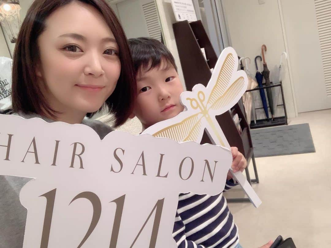 みかんさんのインスタグラム写真 - (みかんInstagram)「息子と美容院💇‍♀️💇‍♂️ 私はカラー&トリートメント💓 息子はカット✂︎ 一丁前にシャンプーw 一丁前にアイロンw 生意気めぇ(笑) でも、さっぱりいいやないかい💓 #親子美容院 #渋谷 #HAIRSALON #1214」6月17日 23時09分 - mikan02241984