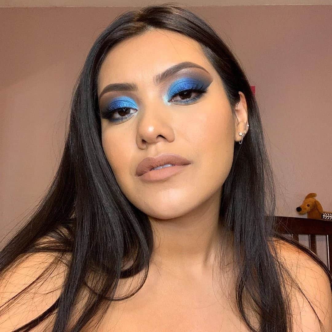 e.l.f.さんのインスタグラム写真 - (e.l.f.Instagram)「Monday's shades of blue 🦋@juanitaavenue sets her foundation with our High Definition Powder, achieving a radiant complexion. 💙What's your favorite way to set your foundation? #elfingamazing #elfcosmetics #vegan #crueltyfree」6月17日 23時02分 - elfcosmetics