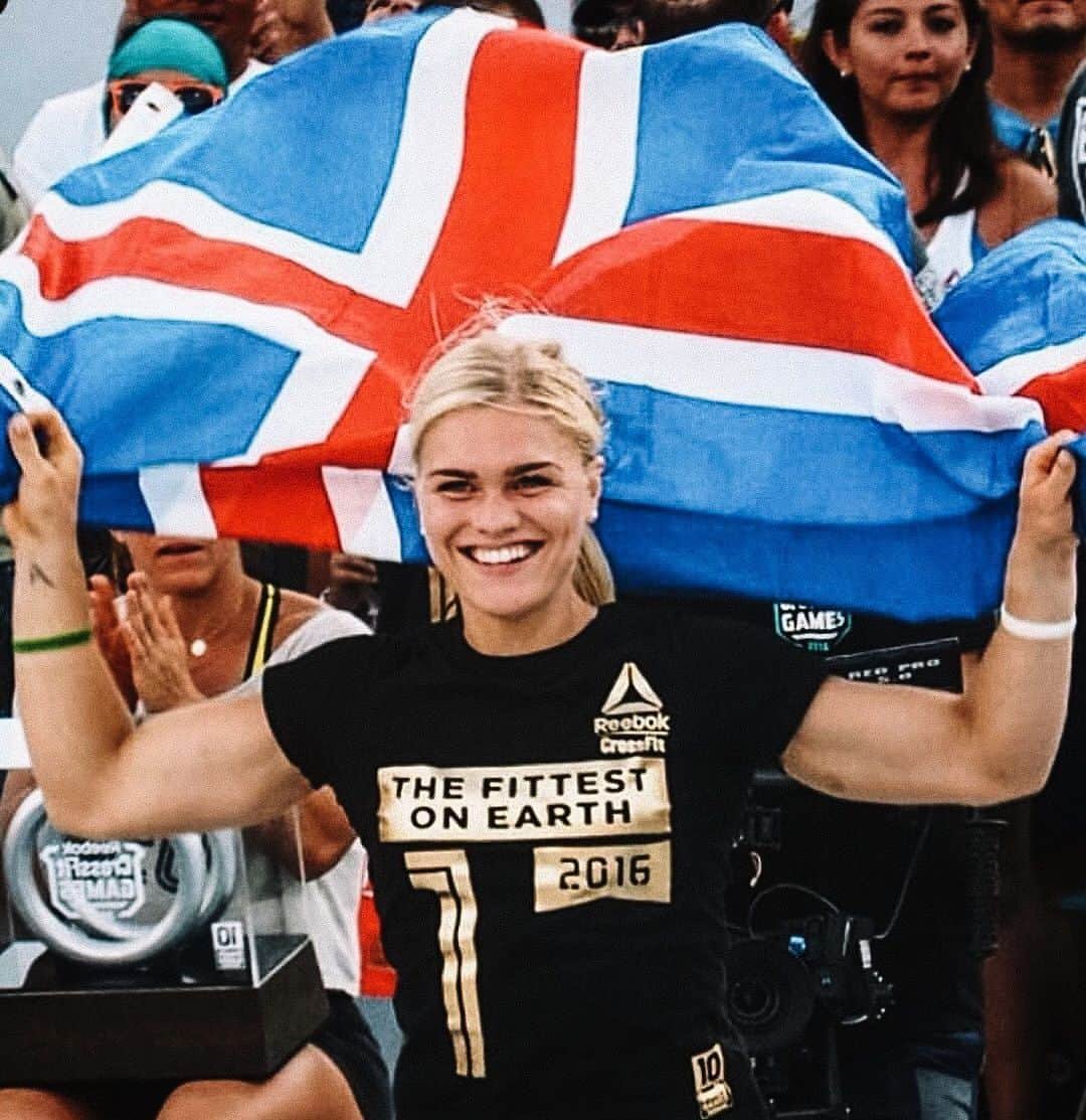 Katrin Tanja Davidsdottirさんのインスタグラム写真 - (Katrin Tanja DavidsdottirInstagram)「I am always so proud to wave this flag but a lil bit extra today! 💥❤️🇮🇸😍 - Happy independence day I C E L A N D!」6月17日 23時04分 - katrintanja