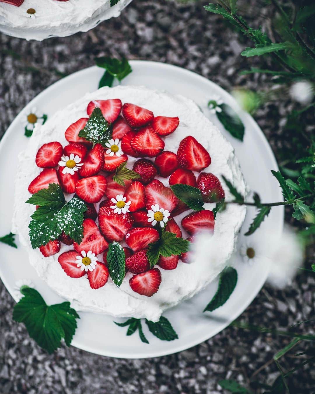 Linda Lomelinoのインスタグラム：「It’s hard to believe I’ve only baked a handful of times so far this year! I guess sometimes it’s good to take a break... even though this one is a little longer than I’d expected. I’ve been busy with other things, personal which are not very fun but also work related, like shooting @myfeldt’s new book! We’re having sooo much fun and I can’t wait to show you guys. I think it’s gonna be even better than the last one 🙌🏼 In the meantime, I hope I’ll find some inspiration to bake soon again. Maybe for midsummer? Or my blog birthday (10 years in July!)?」