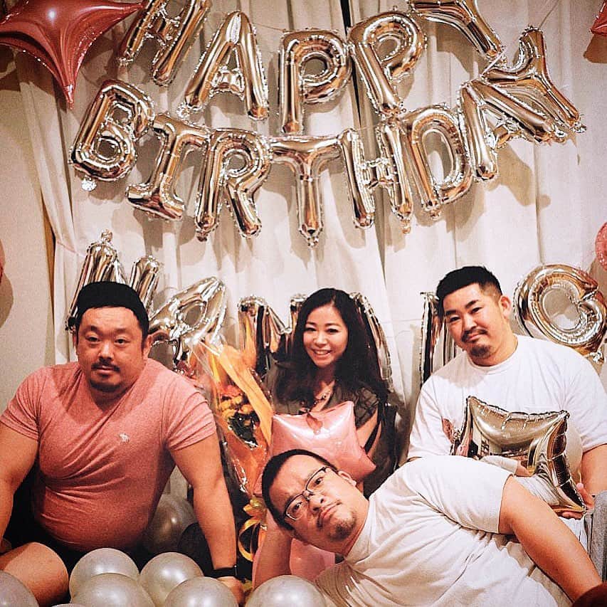 古渡奈々子のインスタグラム：「これで35歳最後のお祝いかな？ 大好きな3人が誕生日を祝ってくれました♡ コワタリさんは、きっとこんなことされたことがないだろうってことで、風船たくさん可愛くお部屋に飾ってありました🎈 考えて準備してくれたことがとても嬉しいです…！ご飯も美味しかったし、たくさん笑って、本当に最&高🥰 . #誕生日は5月末です #そうめんのつゆをリモコンにこぼして怒られる #気楽に過ごせすぎて長居していつも怒られる #きびしいイカさん #やさしいジュソタソとまもたん #この写真みんな真顔でそれがまた… #みんなアラフォー #来年は彼氏と過ごせますように (白目) #ちなみにいつもみんなの誕生日まとめてお祝いに私は同席するのですが #私のお祝いはないのかなと自分と問うたのです #35歳とはそういうものです @ikataroh  @mamoru__jp  @__junta__」
