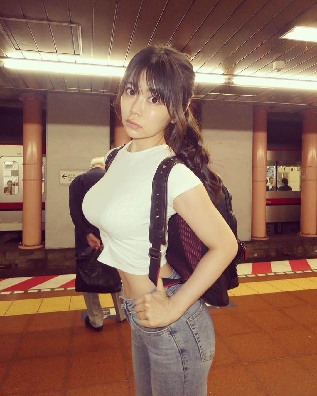 渋谷ゆりのインスタグラム：「電車も好き🚇色んな人を見て、毎日自分が見ている世界はほんの小さなものだって気づけるから。ところで私の自転車知りませんか？笑 I also like to get on the train bc I can see new ppl and it makes me realized what I see everyday is just a small world. Btw do u know where my bicycle is ?? Lol 我也喜歡坐地鐵因為可以見到好多人就讓我發現我每天都看的東西就是很小的世界。對了，你知不知道我的自行車去哪裡了？哈哈 #電車 #地下鉄 #東京 #日本 #リュック #自転車 #チャリ #地鐵 #自行車 #subway #train #tokyo #japan #japanese」