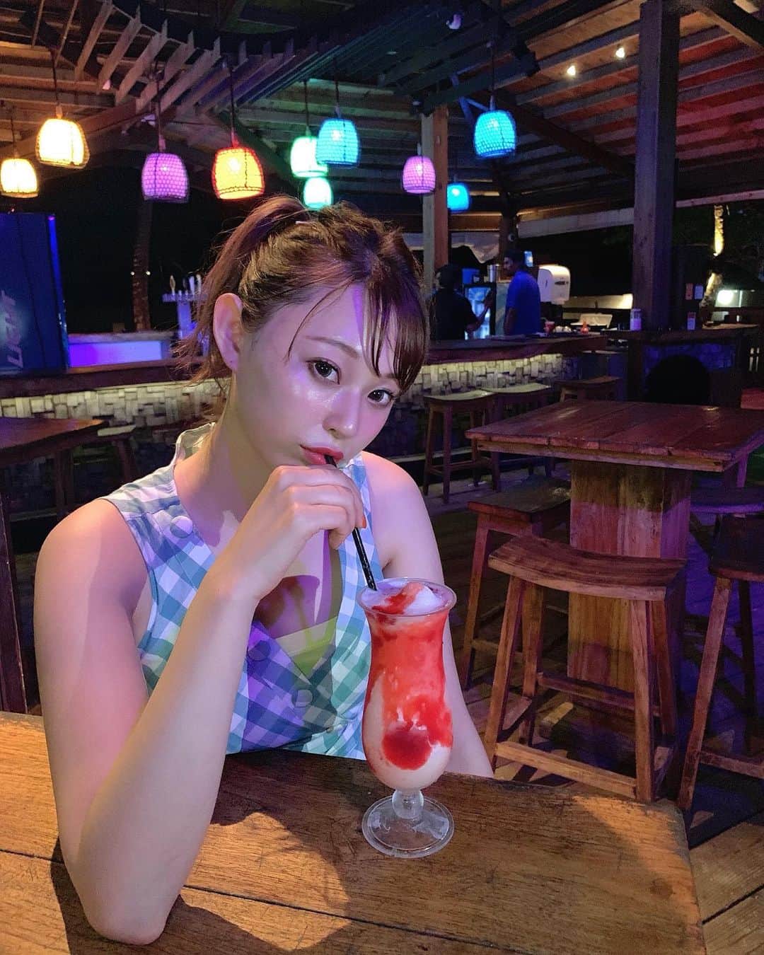 のインスタグラム：「ㅤㅤㅤ ㅤㅤㅤ  グアムのザ・ビーチ🍸💕 めちゃくちゃおしゃれやったー💓 サンセットも綺麗みたい😍 現地の方に連れて行ってもらって めちゃくちゃ穴場でした！！ 日本人はあんまり知らないみたい🤔 今度はお昼に行きたいなぁ〜☺️💘 ㅤㅤㅤ ㅤㅤㅤ 🍸ザ・ビーチ（The Beach） 🏠ホテル ニッコーグアムの北側、ガンビーチ内 📞649-7263 ⏰11:00～翌2:00 日本語メニュー あり 定休日 なし  ㅤㅤㅤ  #thebeach #ザビーチ #グアムグルメ #おかじ旅行記 #グアム #Guam #岡島かれん」
