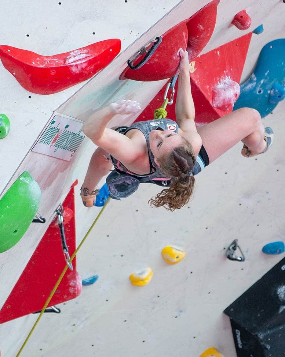 ハンナ・シューベルトのインスタグラム：「7th place at lead nationals🎉 The last few years I would've not been happy with this result but this year it's different! The comp went way better than I expected!🙈 It's not so much the result but the comfortable feeling I had on the wall! That counts a lot more for me at the moment 😅 Even if I couldn't put on a big fight in finals and fell because of a hard/far move I enjoyed the whole comp so much! I was scared of competing but the comp reminded me how much I love it!🥰 3 more weeks to get ready for the worldcups now💪 #bringiton 📸: @wilhelmheiko」