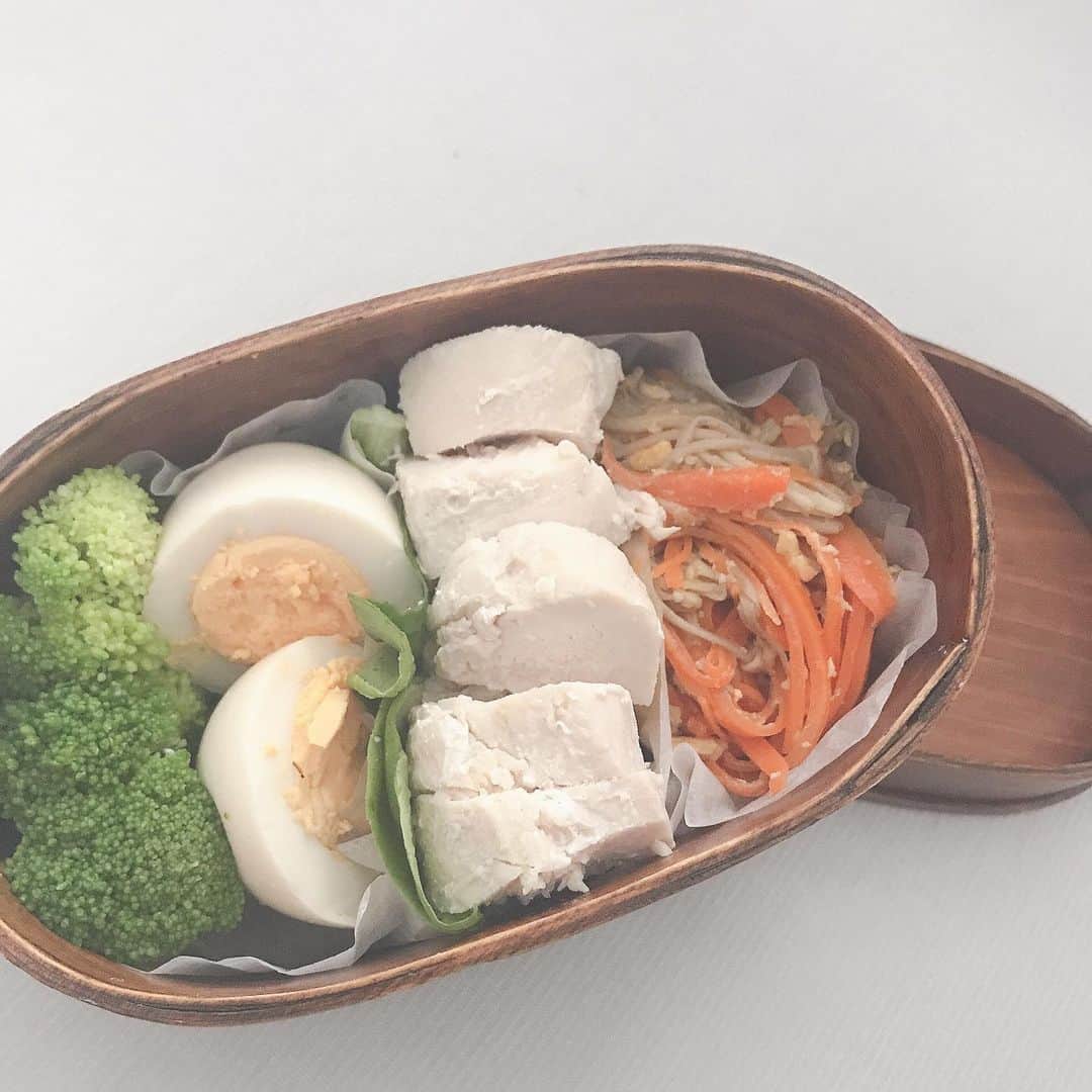 三田麻央のインスタグラム：「これに魔法瓶のおかずが入ったり入らなかったり🍴 #お弁当 #自炊 #稽古中の節約飯」