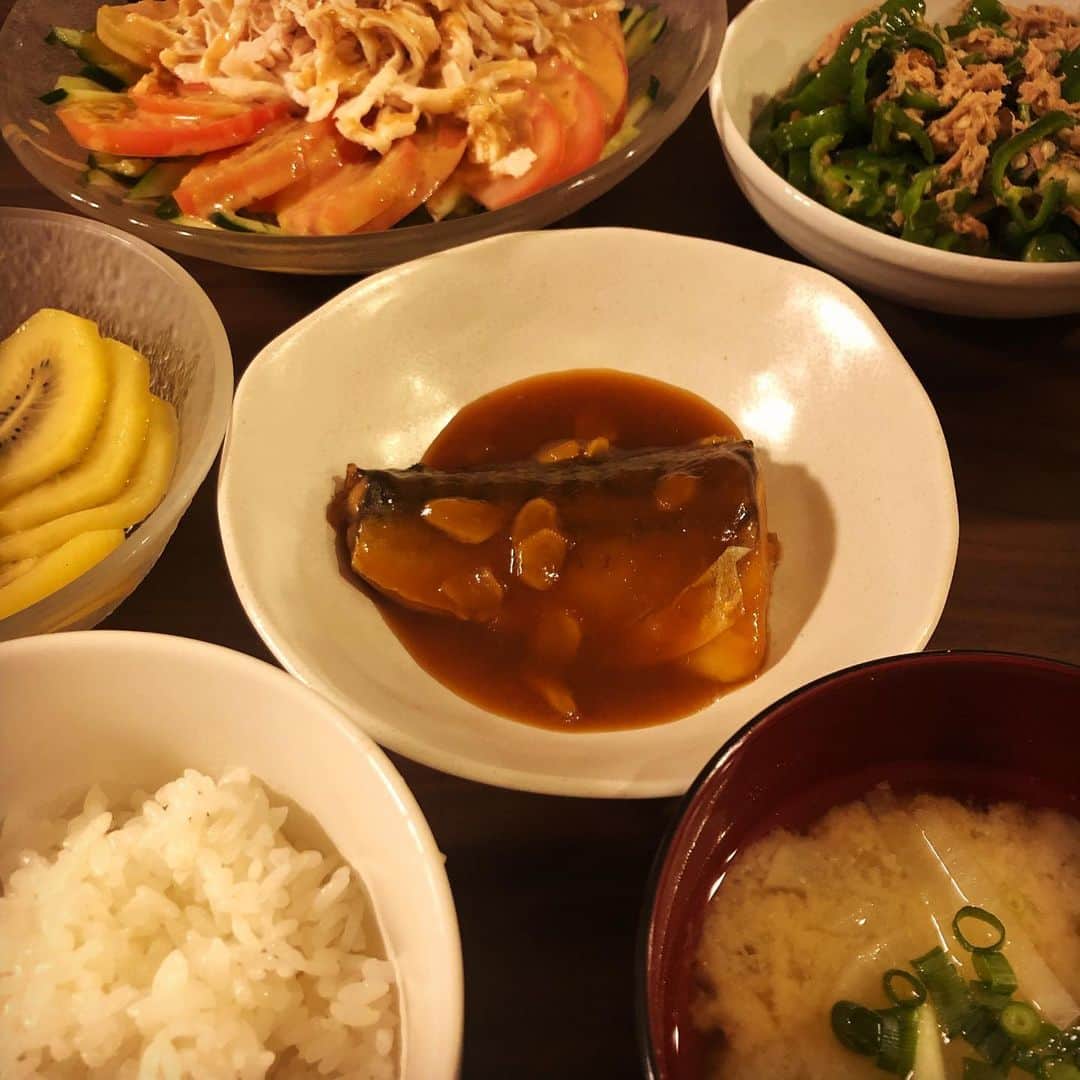 南條早紀のインスタグラム：「いつかのおうちごはん🏠 . 和食はホッとしますねぇ〜🍚 . #ごはん #お味噌汁 #サバの味噌煮 #バンバンジー #無限ピーマン #キウイ #🥝 . 自炊すると食べすぎるけど🐷 栄養バランス考えられるから 身体にいいと信じたい🤤❤️ . 料理上手になりたいものです🍢 . #自炊 #夕飯 #料理 #手料理 #勉強中 #得意 #ではないけど #嫌いではない #料理上手 #なりたい」