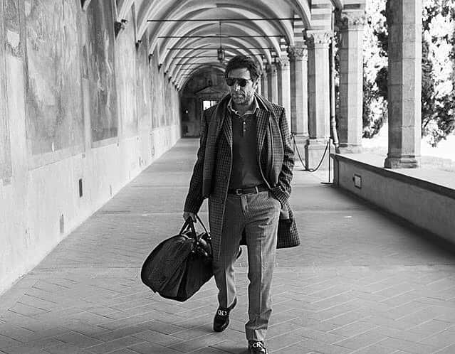 イルビゾンテのインスタグラム：「Wondering around the streets of Florence with @adrianogiannini. A wonderful representation of the Italian style signed @esquireitalia ! ☆ #ILBISONTE #PU96」