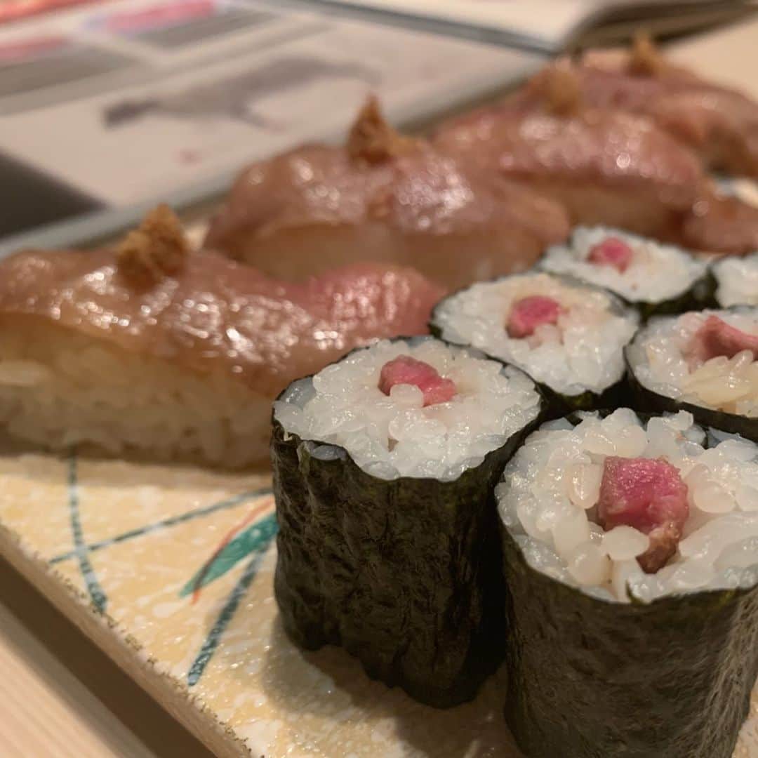 橋本聖子さんのインスタグラム写真 - (橋本聖子Instagram)「今日は朝早くから撮影頑張りましたので、ご褒美🥩 . 神田淡路町にある #翔山亭 に行ってきました💓お肉の為に1日頑張ったと言っても過言ではないくらい楽しみにしていたのです。笑 . 厚切りお肉の盛り合わせや、すき焼き、肉寿司など美味しく頂きました🙏❤️焼肉に行ったら必ず頼むナムルですが、和風ナムルも美味しかった〜🤤🤤 . 個室でゆっくり話もできるし、落ち着いた雰囲気でおすすめです⭕️ . 一番最後に、絶対お肉が食べたくなるじゅわ〜な動画を載せたので、お腹空いてる人は注意⚠️笑 . #肉すたぐらむ #フォトジェ肉 #グルメ部 #ディナー #飯テロ」6月17日 23時14分 - _seikohashimoto