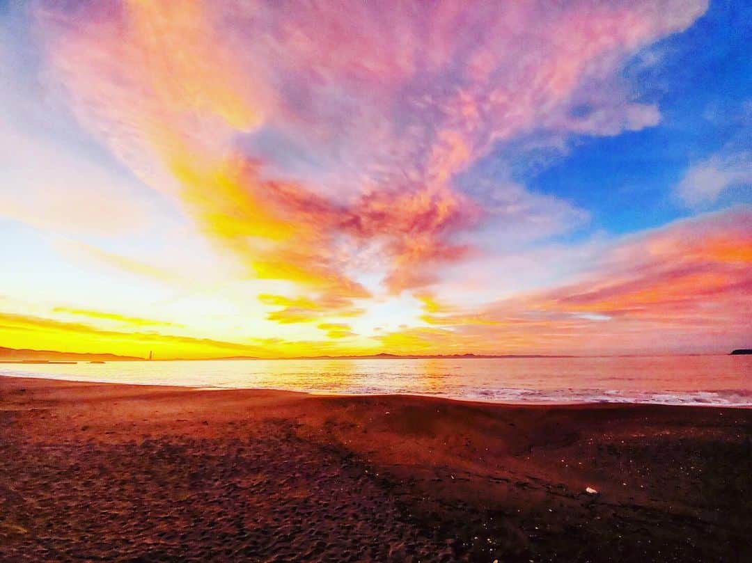 KUREIさんのインスタグラム写真 - (KUREIInstagram)「ウユニ塩湖のような三浦海岸☺️ こういう空を見るために生きてるんだ！と思う☀️ 同じ空はない。だからこそ見逃さないように☺️ #photobyMika #三浦海岸」6月17日 23時17分 - kimaguren_kurei