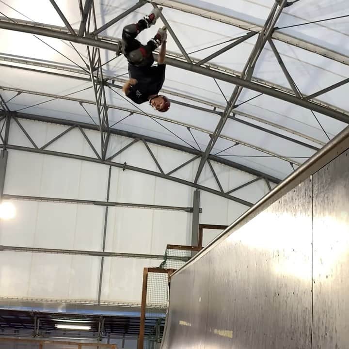 安床武士のインスタグラム：「One line on the VERT⚡️ 🎥 @yoshiki130130 🙏 @goodskates_inc  @usdskates  @canamonroad_japan  @lzbn_official  @papasu1048  #gskatepark #gスケートパーク #usdskates #usdaeon #aeon72 #goodskates #gskatepark #papasu #senaramp #deeport #virusjapan #inlineskate #rollerblading #keeprolling #インラインスケート #ローラーブレード #takeshiyasutoko #安床武士 #thebonez」