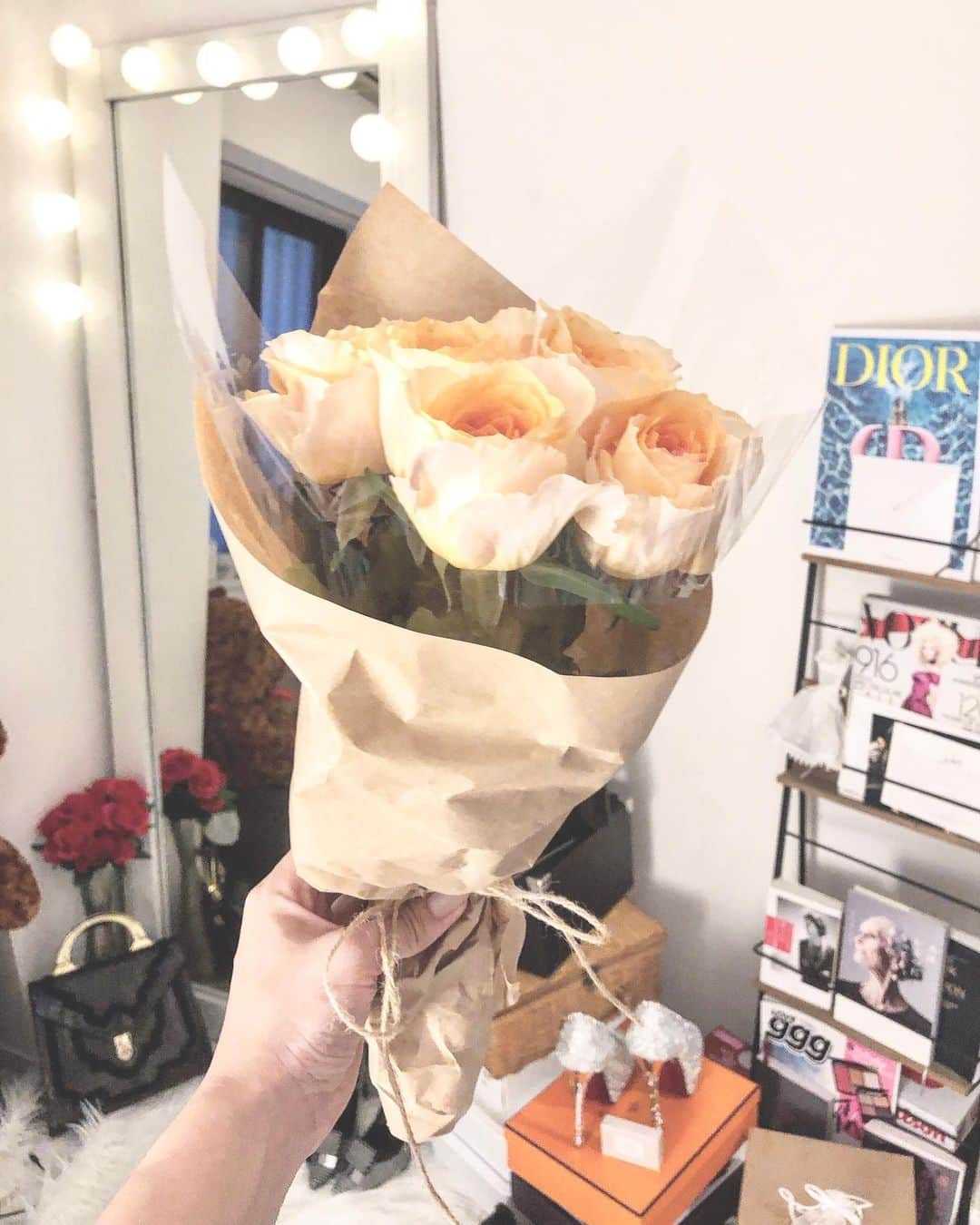 神宮 若奈さんのインスタグラム写真 - (神宮 若奈Instagram)「オークランド🧡🧡🧡 . 大好きな大好きな薔薇🌹 今回はなにかとご縁のある オレンジの薔薇を...🧡 . . とても綺麗な形、サイズなのに いつもより安かったので 自分へのプレゼンに7本買ったよ🧡 . こんな綺麗なバラを育ててくださっている方が いることにすごく感謝!!! . . 普段何気なく使ったり買ったりしている ものって誰かの力によって成り立っている ことがほとんどなんだよね🥺 . そう思うとすれ違う全ての人に 優しい心で接したいと思うし 何事にも感謝の気持ちを持とうと思う💗 . . #rose #orange #apricotorange #バラ #薔薇 #オレンジ #アプリコットオレンジ #幸せ #癒し #可愛い #綺麗 #感謝 #instagood #instalike #myroom #makeup #fashion #outfit  #wakanastyle . 鏡の電球を床まで繋げることが今年の目標w」6月17日 23時21分 - jinguwakana