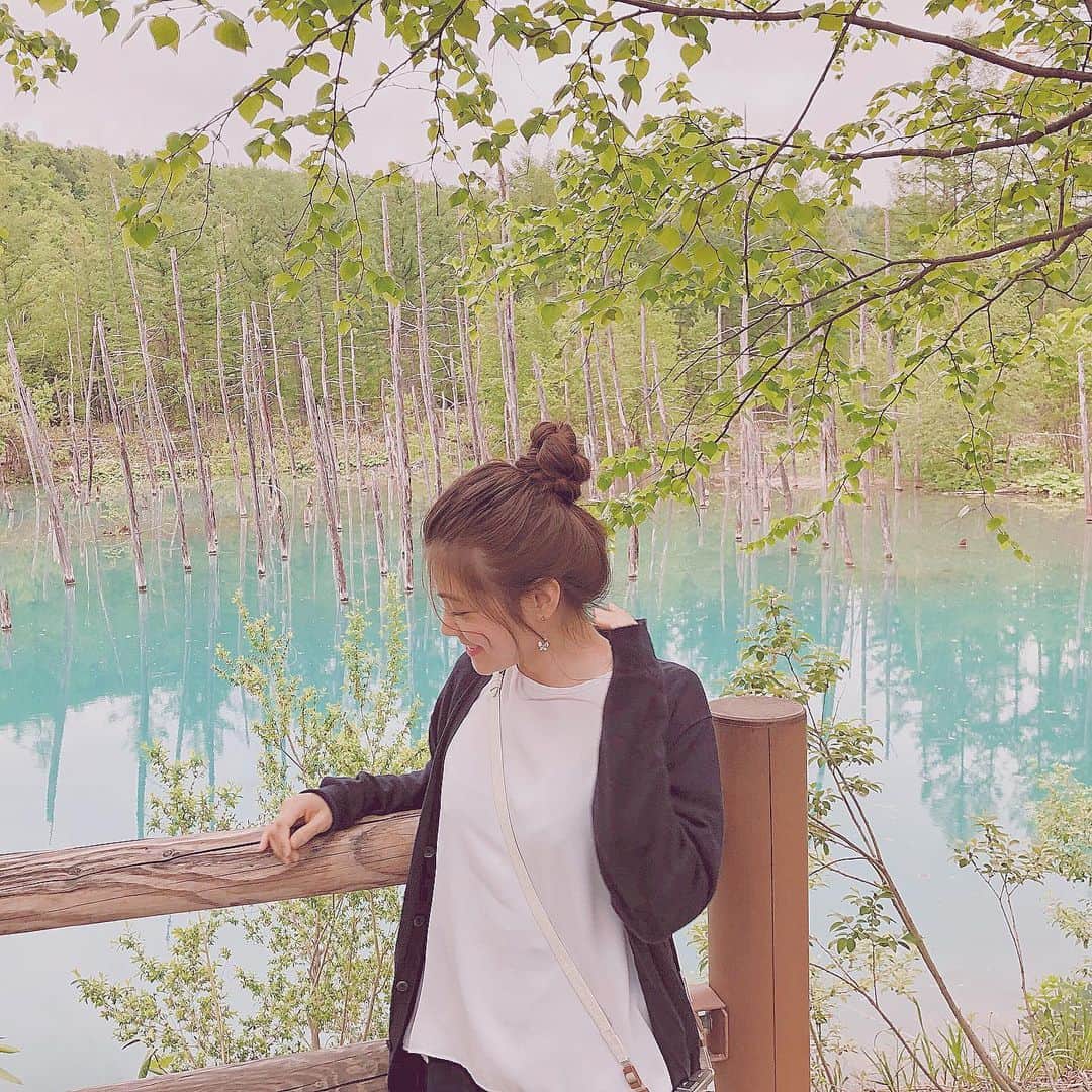 のインスタグラム：「＊__megu813__＊﻿ ﻿ 北海道で行った﻿ #青い池 🌎﻿ ﻿ 美しさに何度も何度も﻿ キュンとした❤️﻿ ﻿ やっぱり田舎育ちのあたしゃ﻿ 自然好きだなーーー❤️﻿ ﻿ ﻿ 撮影by父上﻿ (娘のインスタに付き合わせられる。笑)﻿ ﻿ 父の日に旦那と一緒に獺祭送りました🎁﻿ 娘のインスタに付き合ってくれるお父さん﻿ いつもありがとう😊﻿ ﻿ ﻿ #retrip_hokkaido #bieijapan #biei#bluelake #genic_hokkaido」