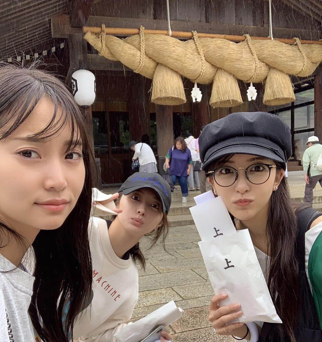 大石絵理のインスタグラム：「みんなでおそろいのお守り買って、おいしいおそば食べて、温泉にも行って、楽しかったあ🥰」