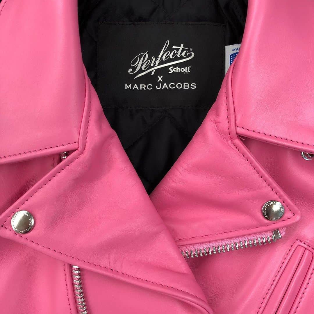 のインスタグラム：「Bubblegum pink @schottnyc 🏍👩‍🎤💕 #THEperfecto #schottxthemarcjacobs #THE #themarcjacobs @themarcjacobs #nowinstores!」