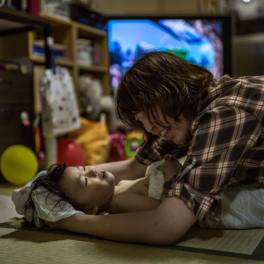 ニューヨーク・タイムズさんのインスタグラム写真 - (ニューヨーク・タイムズInstagram)「Japan is scrambling to come up with enough child care for mothers to go back to work; close to 20,000 babies and toddlers are on waiting lists for day care. But day care workers are often pressured or forced out of the profession for having babies of their own. That’s what happened to preschool teacher Erica Takato when she got pregnant. “I was so discouraged and lost hope of being able to work,” she said. According to the Ministry for Health, Labor and Welfare, complaints against employers for demoting or telling women to resign because they got married, became pregnant or gave birth have increased by more than 20% in the last decade. Read more at the link in our bio. @andreadicenzo shot this photo.」6月17日 23時30分 - nytimes