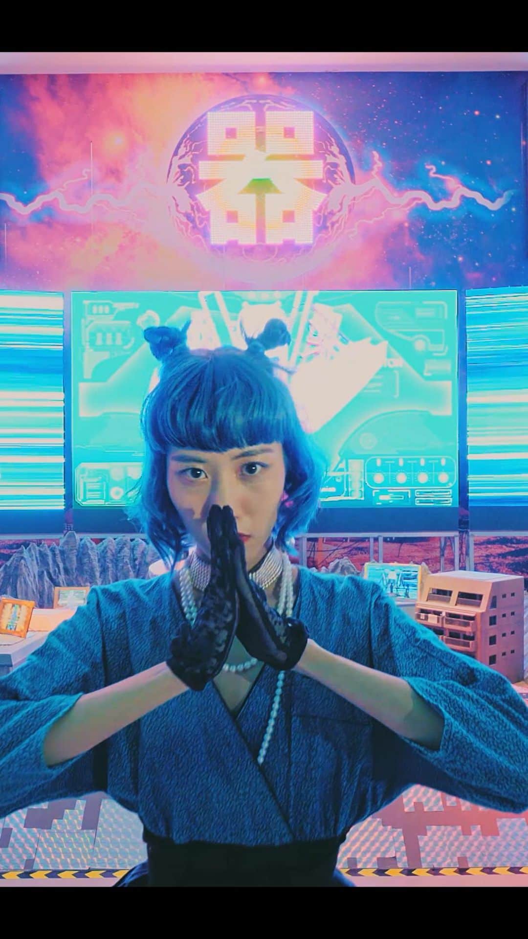 草野絵美のインスタグラム：「Check out full version on Youtube❤️ It’s available on Spotify Apple Music and other streaming apps📱✨ #newworldbanzai #新世界banzai #satelliteyoung」