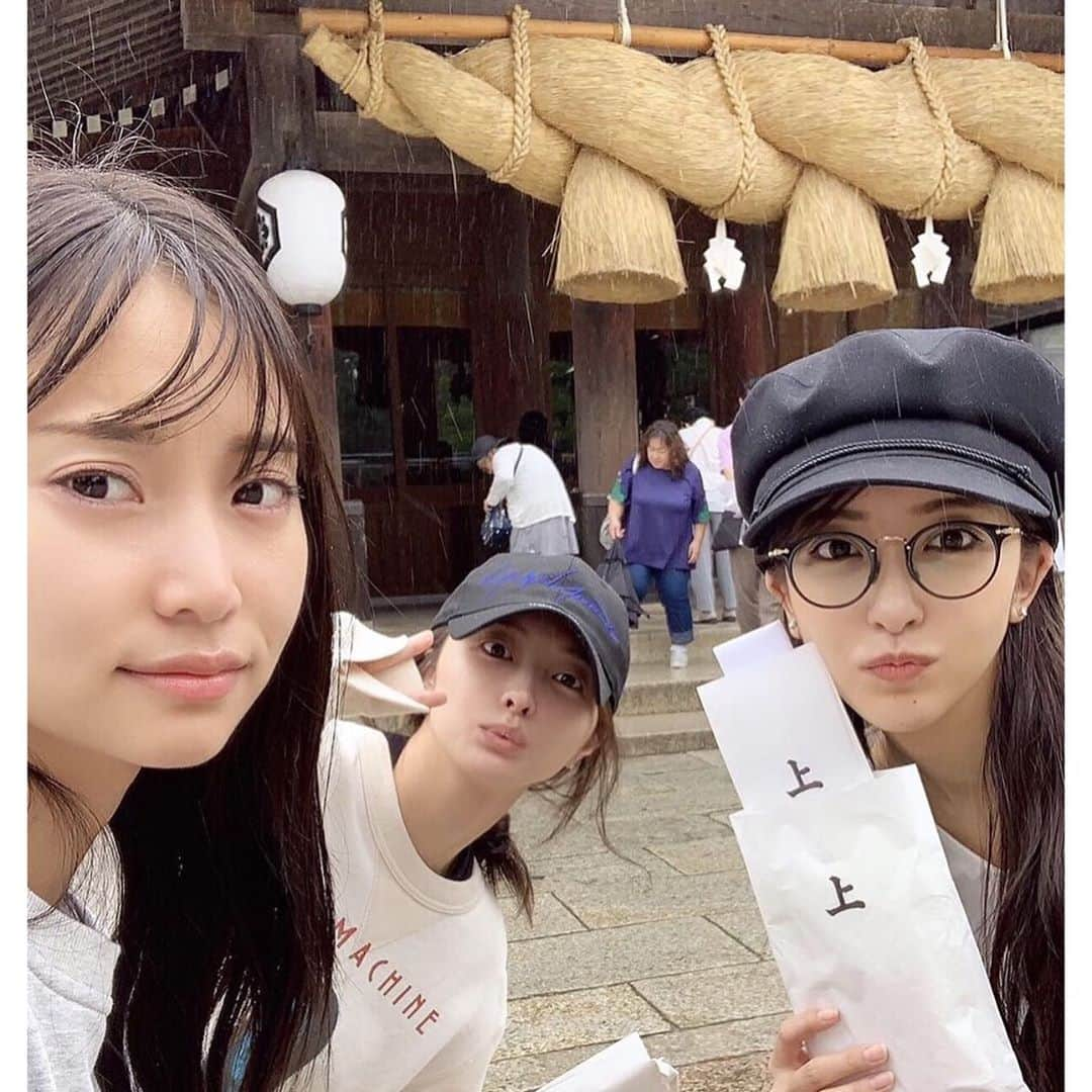 板野友美さんのインスタグラム写真 - (板野友美Instagram)「前々から行きたかった出雲大社へ やっと念願叶い行ってきました⛩  勢溜の正面鳥居。 入口から神々しい雰囲気で パワーが満ち溢れてました。  そして、大注連縄！！！ 存在感に圧倒され。 これを人が作ったと思うと感動します。  御利益もそうですが、 たくさんパワーを吸収できた 気がします✨ とってもいい女子旅でした♪  #出雲大社 #間違えて消してしまいました😭 #o」6月17日 23時34分 - tomo.i_0703