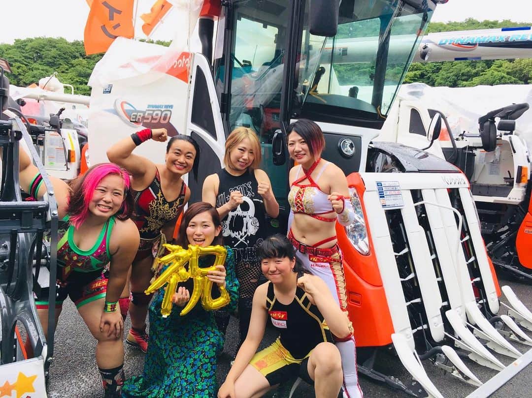 ティーナ・カリーナのインスタグラム：「‪遅くなりましたが、‬ ‪五十嵐商会さん110周年祭4日間終了☺️‬ ‪お越し下さった皆様ありがとうございました‼️‬ ‪「あなたにひとめぼれ」も初披露🌾‬ ‪歌もお米も頑張ります💪💪‬ ‪仙女さんと、クボタのコンバインと共に🙂✨㊗️‬ #五十嵐商会 #110周年 #kubota #仙女 #ティーナカリーナ」