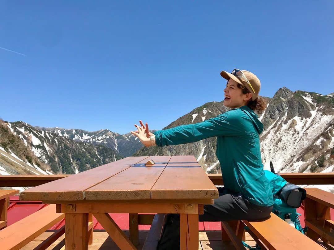 のインスタグラム：「涸沢ヒュッテテラス！ ・ こんな景色の中 山の水でいれたコーヒー片手に考え事 そんな一日もいいよねぇ ・ テラスの横で汲める水が信じられないほど美味しくて 水筒いっぱいに詰めた最後の一滴を下山した駐車場で飲み干すのが残念でなりませんでした ・ ふもとの松本市は北アルプスからの水が流れていると聞くと本当に羨ましい 街中には周りの山々からの伏流水が湧き出る素敵な水場が点在しています ・ ・ そんな松本市で今週末開催されるランドネピクニック！ 私も22日(土曜)に参加しますよ〜！ ・ この写真のようないいお天気だといいな みんなでのんびり 山を感じる1日にしましょうね🍀 ・ ・ ランドネピクニックの詳細はシェアザマウンテンからどうぞ！ ランドネアカウント @randonnee_mag のプロフィールにリンクが貼ってあります ・ ・ #⛰ #涸沢ヒュッテ #穂高 #松本 #ランドネ #ピクニック」