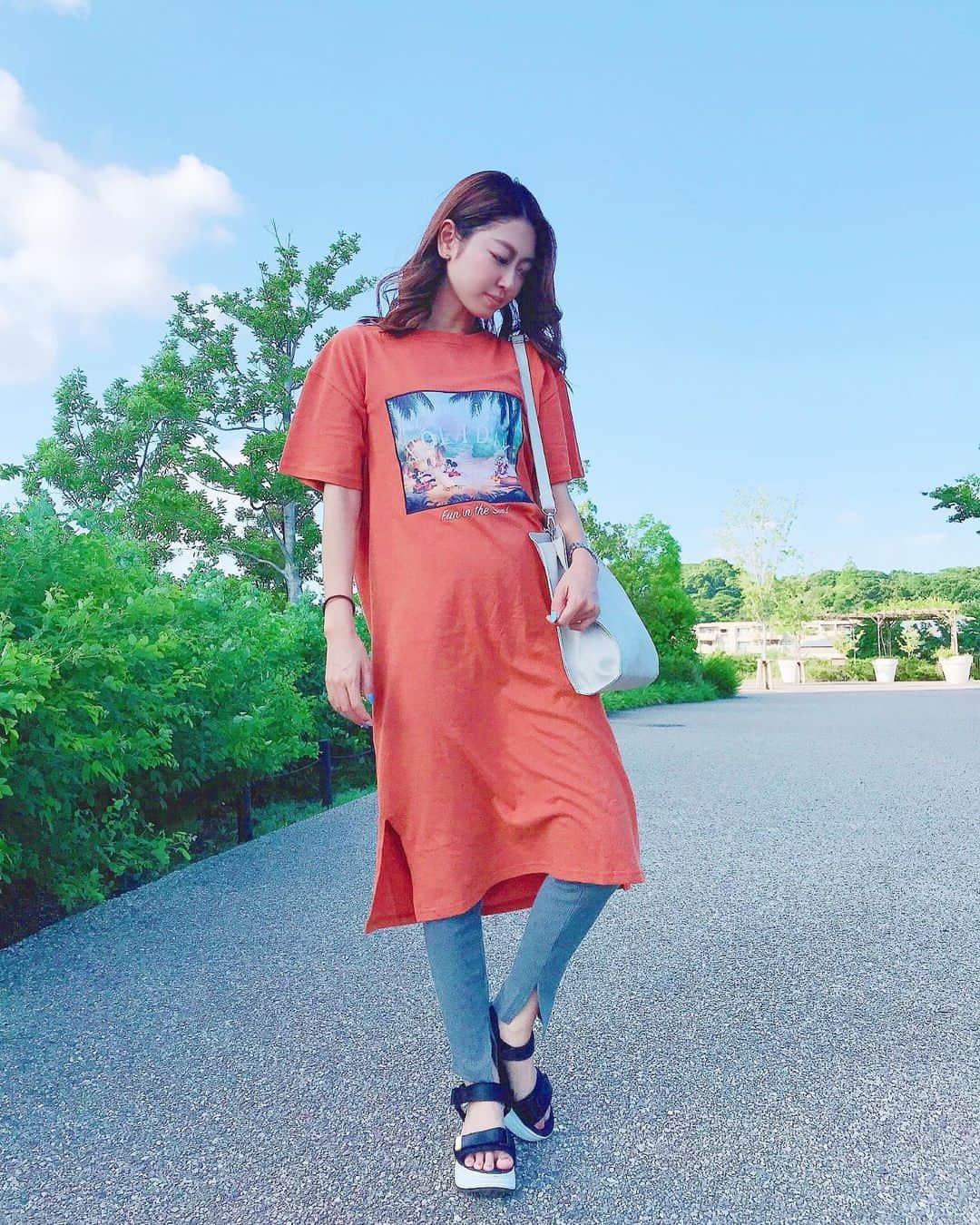 小山ひかるさんのインスタグラム写真 - (小山ひかるInstagram)「同じ服3連ちゃん☺️笑 この間のランチコーデ👗✨ . ロゴTワンピース▷ @grshimamura  レギンス▷ @grshimamura  バッグ▷韓国のお土産 スポーツサンダル▷ @gu_global ♡ . しまむらでとっても可愛い ミッキーのロゴTワンピース見つけたの😊 この日の格好まぢプチプラだった笑 . そして風でお腹の部分が ピタッとなって安定の胃下垂っ腹😂 . . #code #ootd #fashion #ファッション #私服 #ランチコーデ #プチプラ #プチプラコーデ #しまむら #gu #二子玉川 #二子玉 #ロゴTワンピース #tシャツワンピ #ミッキー #ディズニー #ワンピース #smile #happy #model #follow #lunch #ランチ」6月17日 23時44分 - hikaru_kym