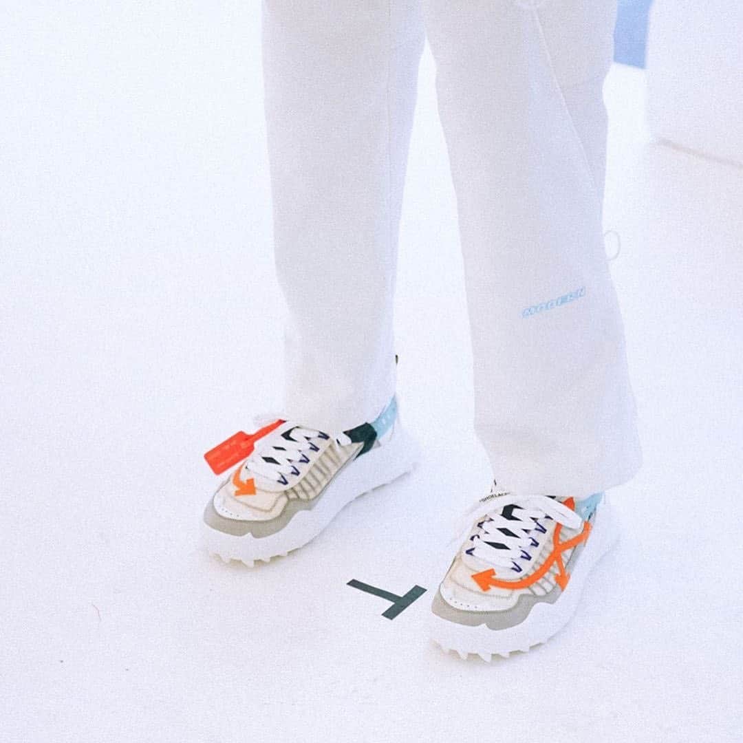 HYPEBEASTさんのインスタグラム写真 - (HYPEBEASTInstagram)「@hypebeaststyle: @virgilabloh gives us a first look at what’s in-store for his @off____white #SS20 runway collection titled “Plastic.” Stay tuned for our exclusive show coverage during #parisfashionweek.  Photo: @chilldays / @virgilabloh」6月17日 23時37分 - hypebeast