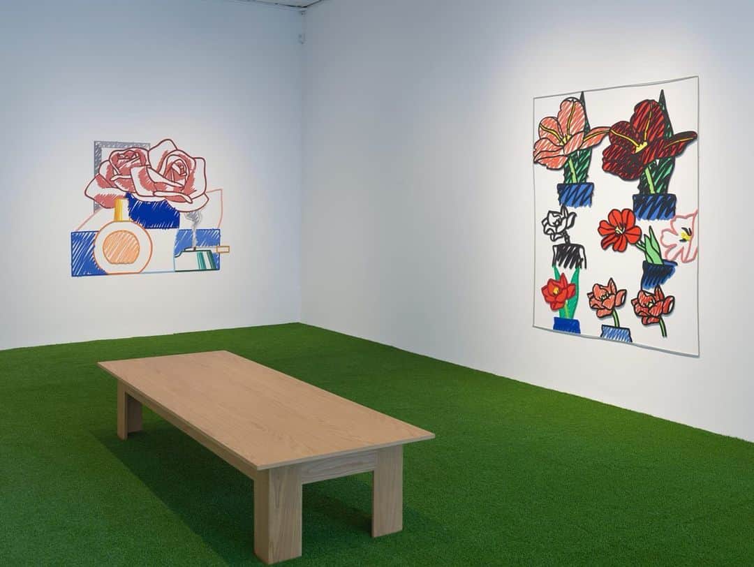 のインスタグラム：「#WesselmannFlowers: An installation of works by Tom Wesselmann is now on view at Gagosian, Park & 75, New York, for the duration of the summer season.  This exhibition comprises a series of Wesselmann’s metal cutouts, which depict flowers in particular. In keeping with his multifaceted approach to painting, the metal cutouts blur the distinction between drawn line, painted field, and sculpture. Find out more via the link in our bio!  __________ #Gagosian #TomWesselmann @tom_wesselmann  Installation view, "Tom Wesselmann: Flowers," Gagosian, Park & 75, New York, June 14–August 16, 2019 © The Estate of Tom Wesselmann/Licensed by ARS/VAGA, New York. Photo: Rob McKeever」