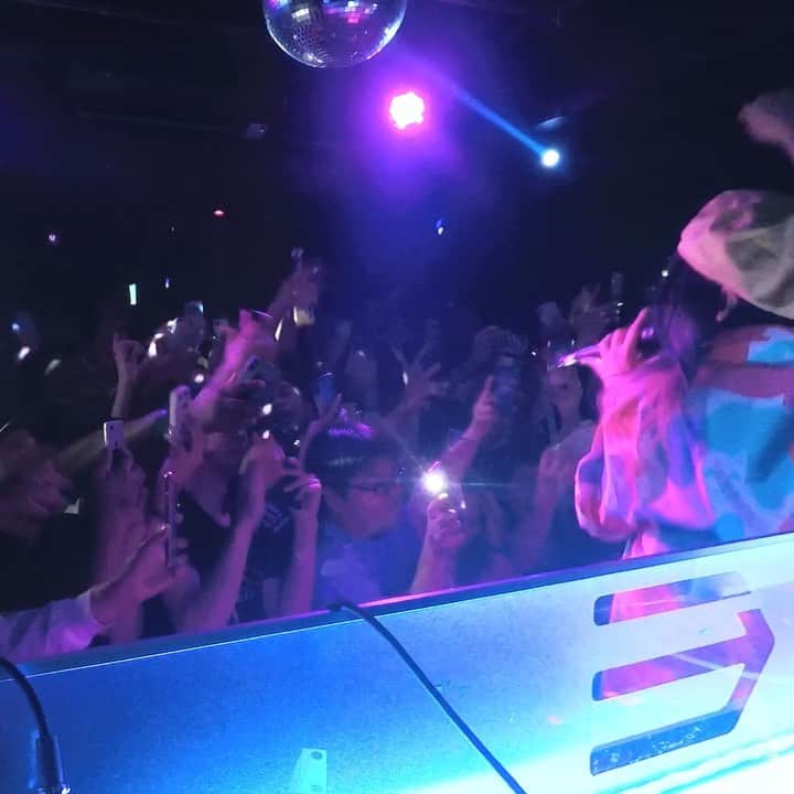 AYA a.k.a. PANDAのインスタグラム：「thank you! 浜松!! . 【6.7.8月のライブスケジュールです🖤】 デイイベ、フェスは未成年okだから遊びに来てー！🐼 . 6/22.23 埼玉航空公園(野外フェス) 6/22 茨城 古河 ALADDIN 6/30 大阪 Adam lounge 7/5 神奈川 平塚 CLUB area 7/6 愛知 豊橋 SKY JUICE 7/7 六本木 ESPRIT TOKYO(デイイベ) 7/12 佐賀 唐津 jook 7/13 鹿児島 ESCAPE 7/21 埼玉 熊谷 WAbySABI 7/28 横浜BRIDGE(デイイベ) 8/10 福岡 cats 8/11  青森(野外フェス) 8/14 秋田県秋田市なかいち(野外フェス) 8/25 NAMIMONOGATARI(野外フェス) 8/31 長野 NEVERLAND」