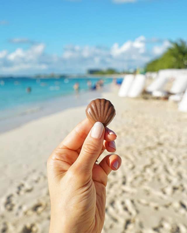 GODIVAさんのインスタグラム写真 - (GODIVAInstagram)「Now that’s what we call wanderlust 😍 Find GODIVA Masterpieces in your chocolate aisle. Share your next destination in the comments below!🍫✈ 📸: @cheatdayeats」6月17日 23時38分 - godiva
