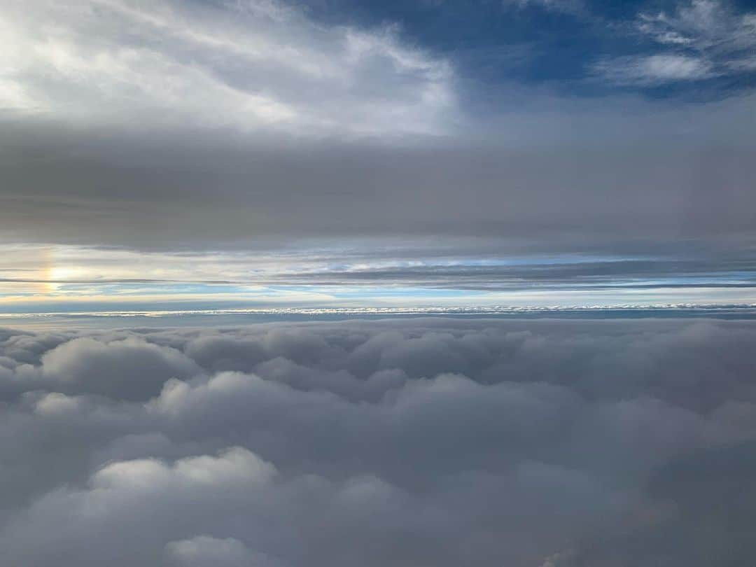 みかんさんのインスタグラム写真 - (みかんInstagram)「昨日の飛行機からは色んな空が見えてとても神秘的でした✈︎ 私は飛行機大好きです❤️ 仕事柄よく移動で乗りますが、飛行機に乗ってる時は色々と考え事をしてしまいます。 特に夜のフライトは意外と自分と向き合える時間💕 空を見て考え込みすぎるとたまに涙も😭 ってヤバいやつじゃんねぇ(笑) 子供産んで涙腺弱なったな。 でも、それはそれでいつもリセット出来てる‼️ 機内で私を見かけて泣いてたら、とりあえずガッツポーズ下さい(笑) #飛行機 #好き #空とか雲とか素敵やん #飛行機で流す涙も素敵やん」6月17日 23時38分 - mikan02241984