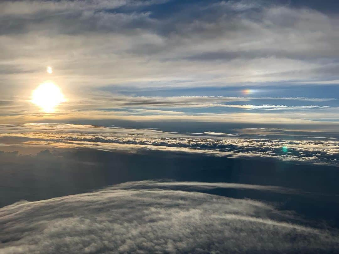 みかんさんのインスタグラム写真 - (みかんInstagram)「昨日の飛行機からは色んな空が見えてとても神秘的でした✈︎ 私は飛行機大好きです❤️ 仕事柄よく移動で乗りますが、飛行機に乗ってる時は色々と考え事をしてしまいます。 特に夜のフライトは意外と自分と向き合える時間💕 空を見て考え込みすぎるとたまに涙も😭 ってヤバいやつじゃんねぇ(笑) 子供産んで涙腺弱なったな。 でも、それはそれでいつもリセット出来てる‼️ 機内で私を見かけて泣いてたら、とりあえずガッツポーズ下さい(笑) #飛行機 #好き #空とか雲とか素敵やん #飛行機で流す涙も素敵やん」6月17日 23時38分 - mikan02241984