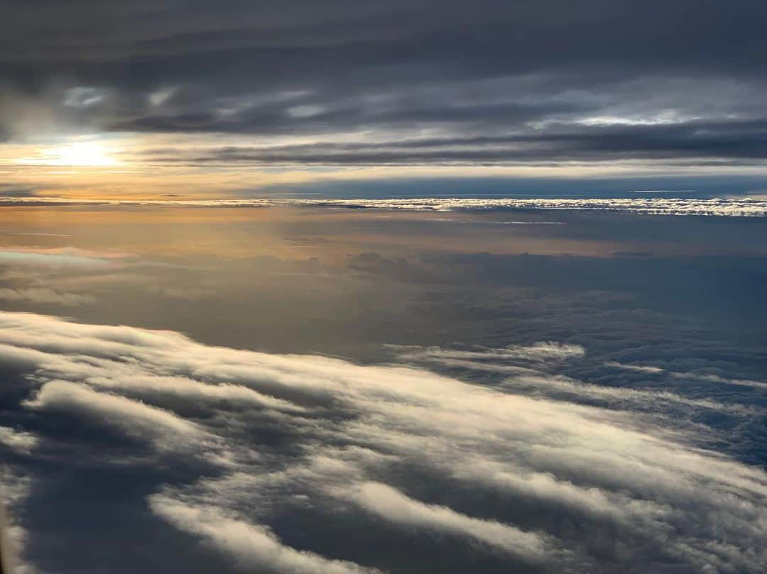 みかんさんのインスタグラム写真 - (みかんInstagram)「昨日の飛行機からは色んな空が見えてとても神秘的でした✈︎ 私は飛行機大好きです❤️ 仕事柄よく移動で乗りますが、飛行機に乗ってる時は色々と考え事をしてしまいます。 特に夜のフライトは意外と自分と向き合える時間💕 空を見て考え込みすぎるとたまに涙も😭 ってヤバいやつじゃんねぇ(笑) 子供産んで涙腺弱なったな。 でも、それはそれでいつもリセット出来てる‼️ 機内で私を見かけて泣いてたら、とりあえずガッツポーズ下さい(笑) #飛行機 #好き #空とか雲とか素敵やん #飛行機で流す涙も素敵やん」6月17日 23時38分 - mikan02241984