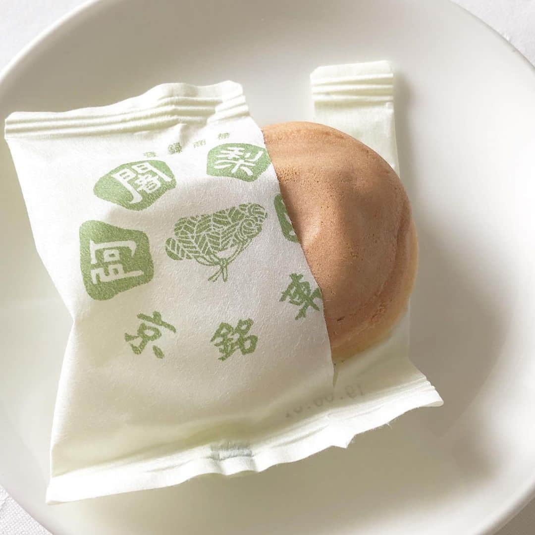 岡田育さんのインスタグラム写真 - (岡田育Instagram)「Let me introduce my favorite Japanese sweets from Kyoto. Nobody dislikes Ajari Mochi. This red bean pastry is also too fresh to be brought abroad. . . 20個入り買っちゃったけど、もちろん帰国前に全部はけたよね……。 #満月 #阿闍梨餅 #京都銘菓 #kyoto #kyotosweets #japanesesweets」6月17日 23時45分 - okadaic