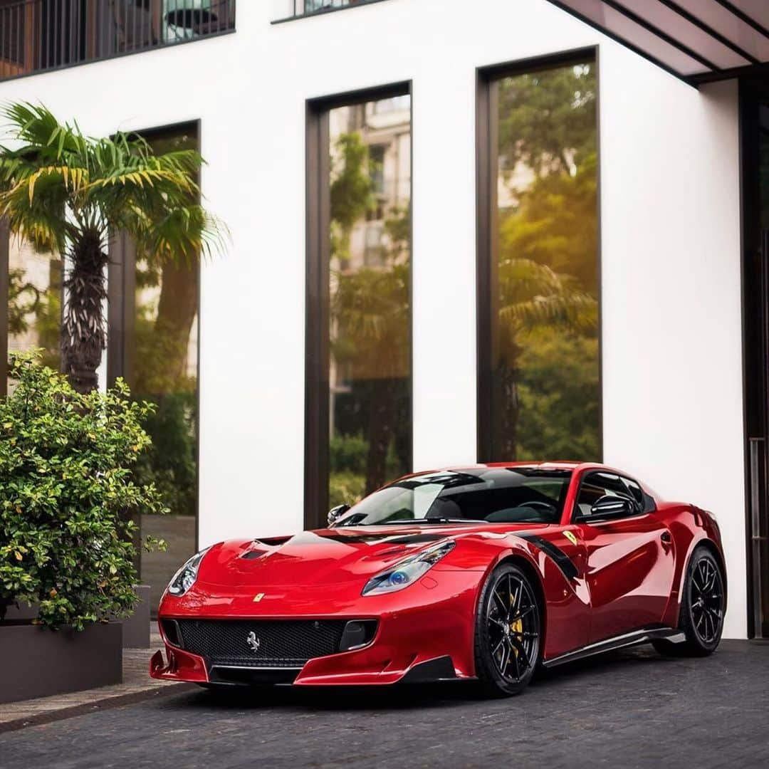 CarsWithoutLimitsさんのインスタグラム写真 - (CarsWithoutLimitsInstagram)「Beautiful TDF in red 💃🏽 Photo @pursuitcars  #carswithoutlimits #ferrari #f12 #tdf #red」6月17日 23時40分 - carswithoutlimits