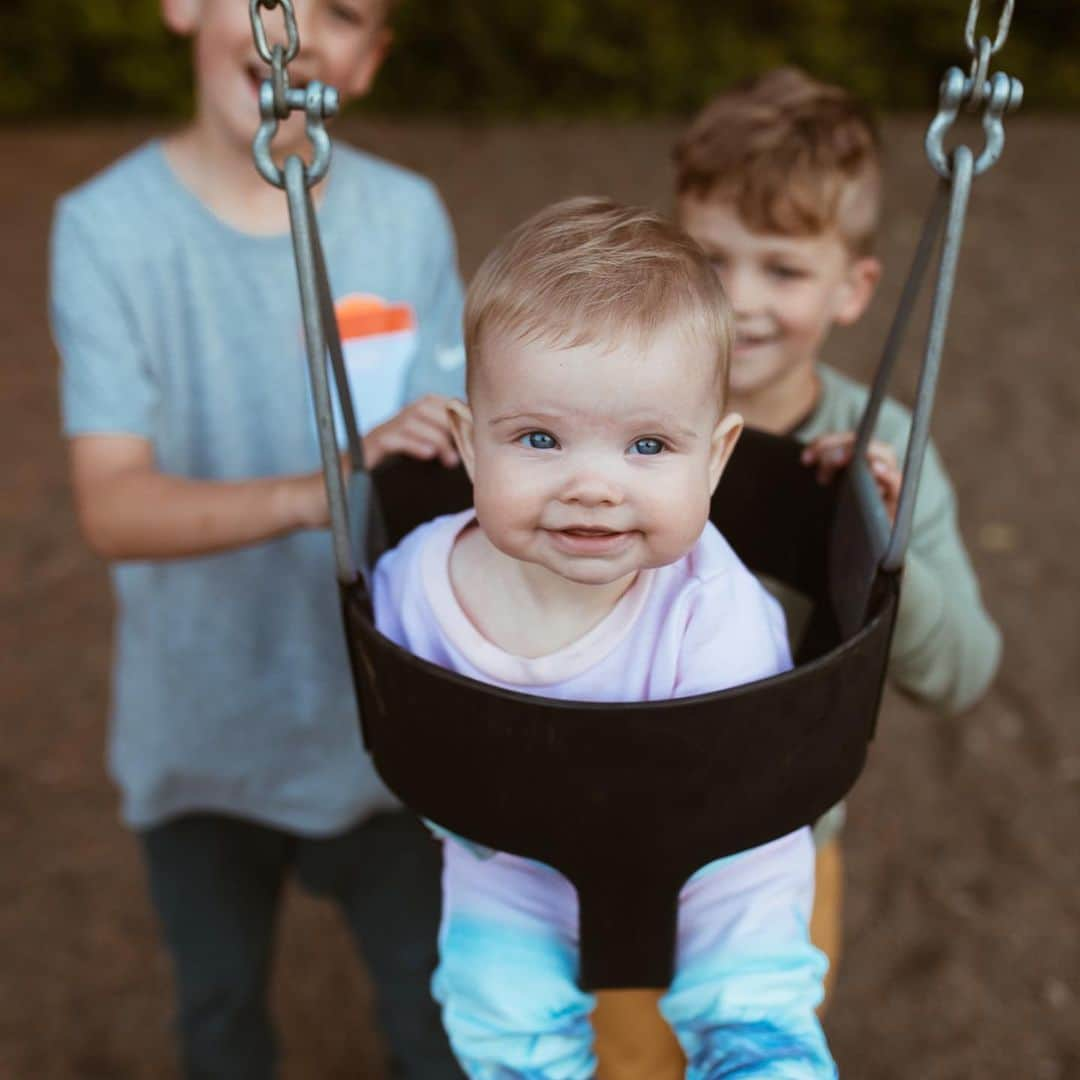 Cara Van Brocklinさんのインスタグラム写真 - (Cara Van BrocklinInstagram)「This very well may be my favorite picture of all time 😍! The love those boys have for their baby sister is so pure 💗!」6月17日 23時45分 - caraloren