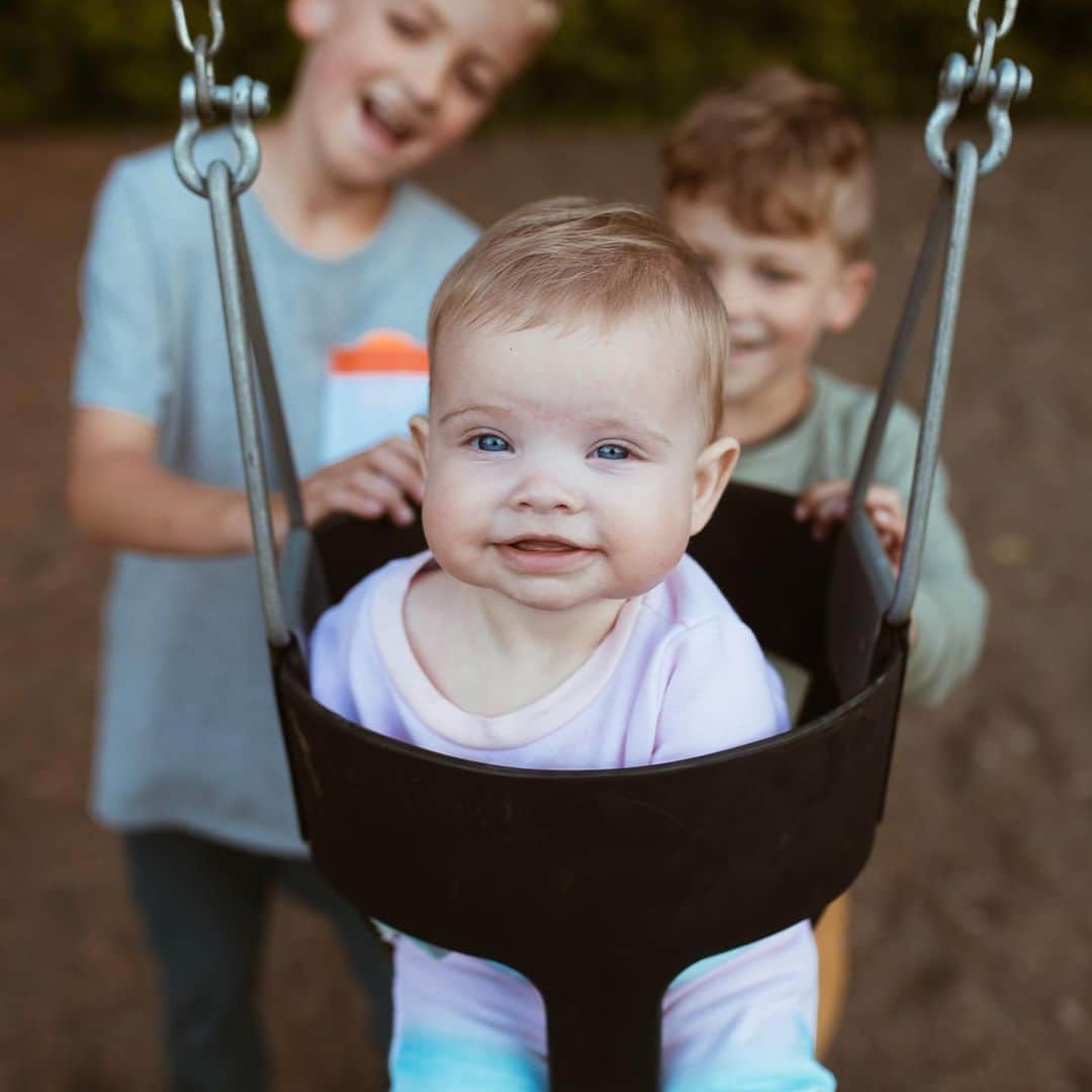 Cara Van Brocklinさんのインスタグラム写真 - (Cara Van BrocklinInstagram)「This very well may be my favorite picture of all time 😍! The love those boys have for their baby sister is so pure 💗!」6月17日 23時45分 - caraloren